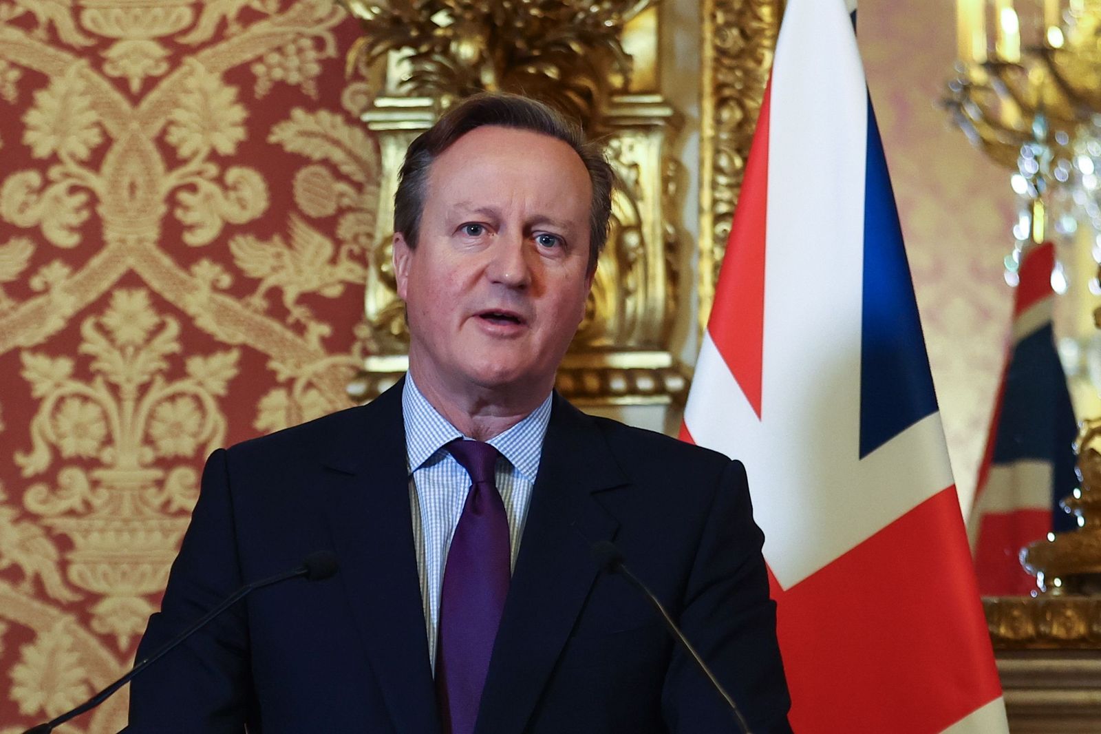 David Cameron, durante la rueda de prensa en París.