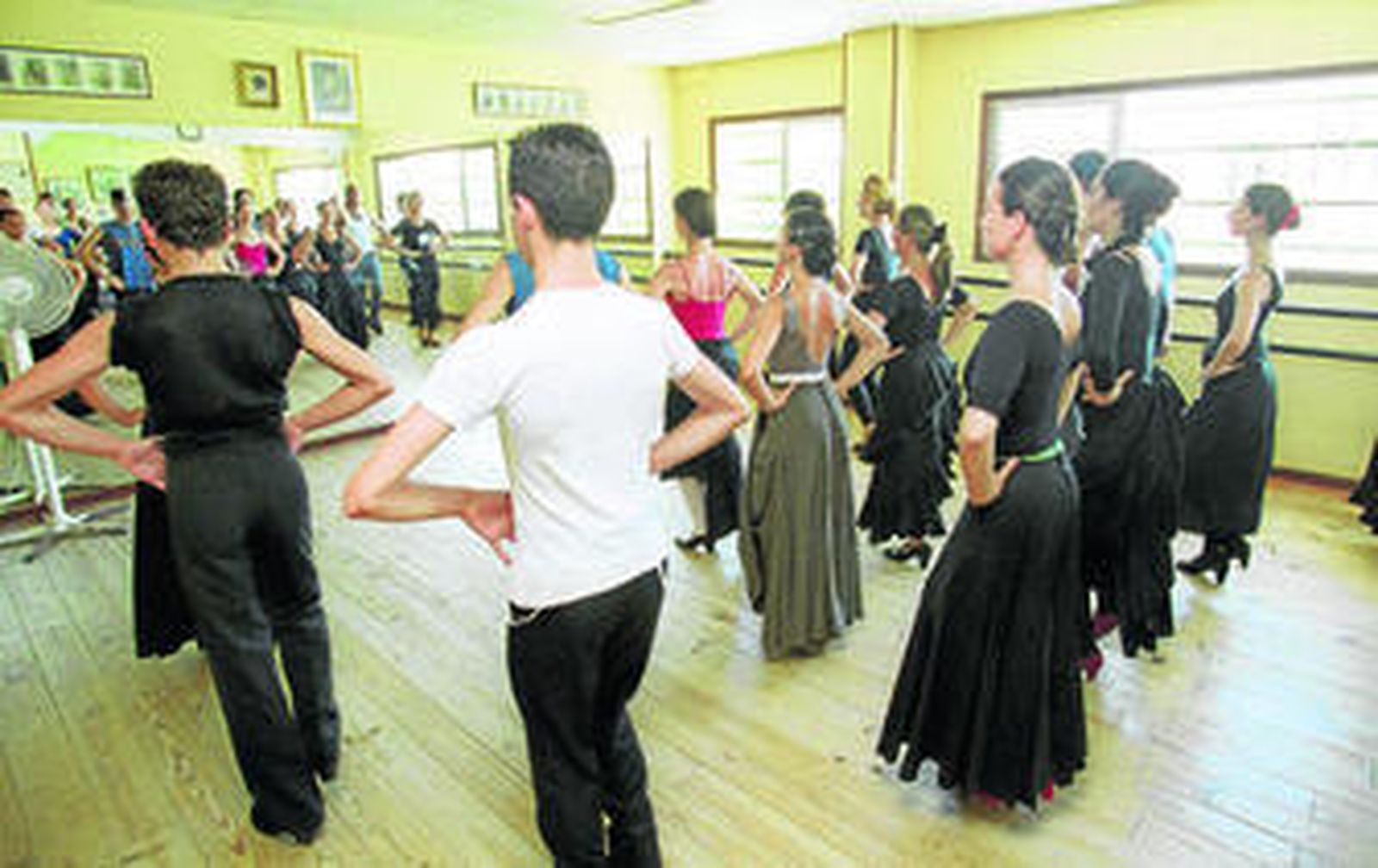Alumnos en una clase de flamenco en una academia de Almería.