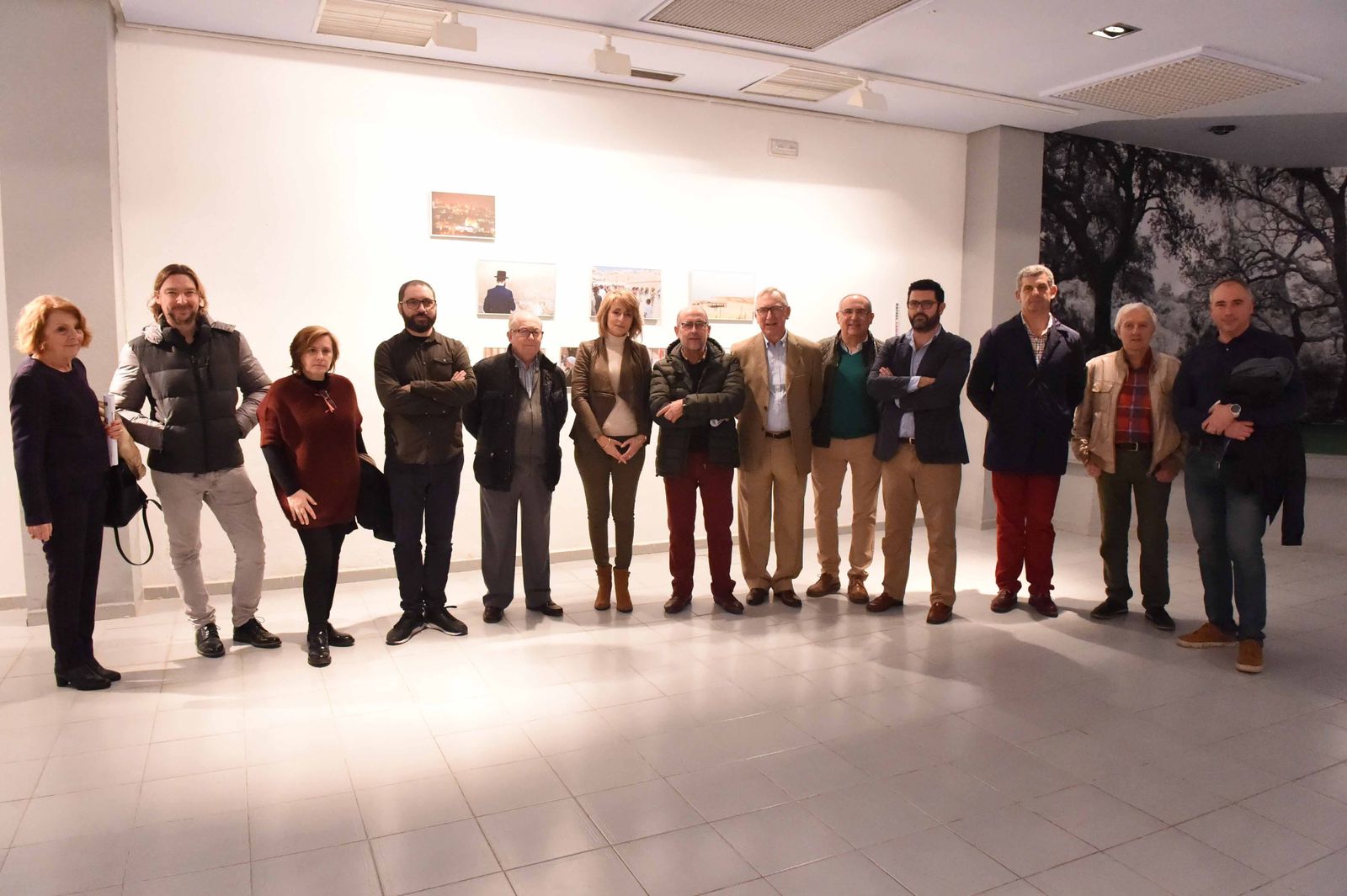 La concejal de Cultura, Pilar Pintor, con los autores y participantes en la inauguración de la muestra, ayer.