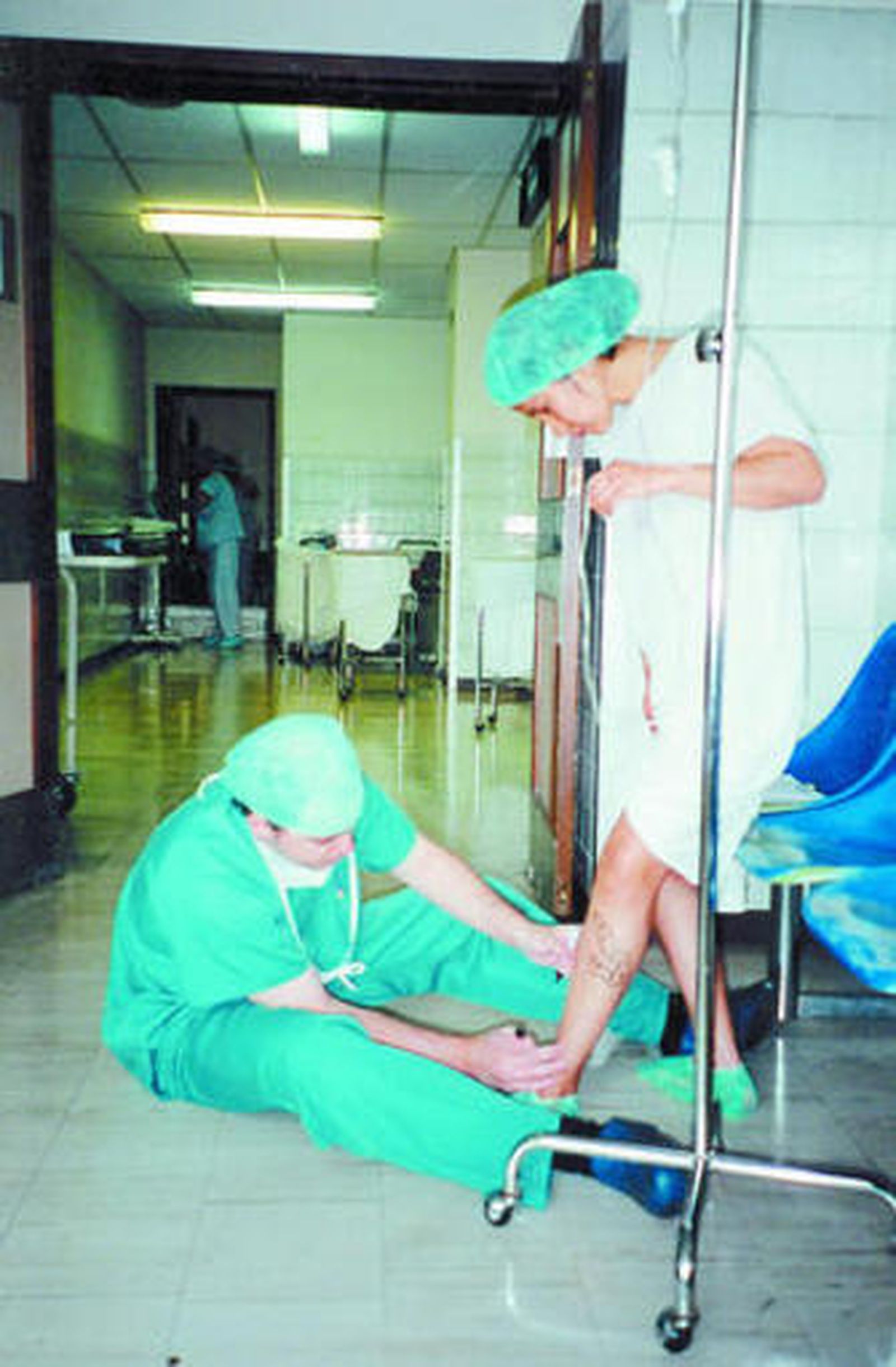 Una paciente se prepara para una operación de varices.