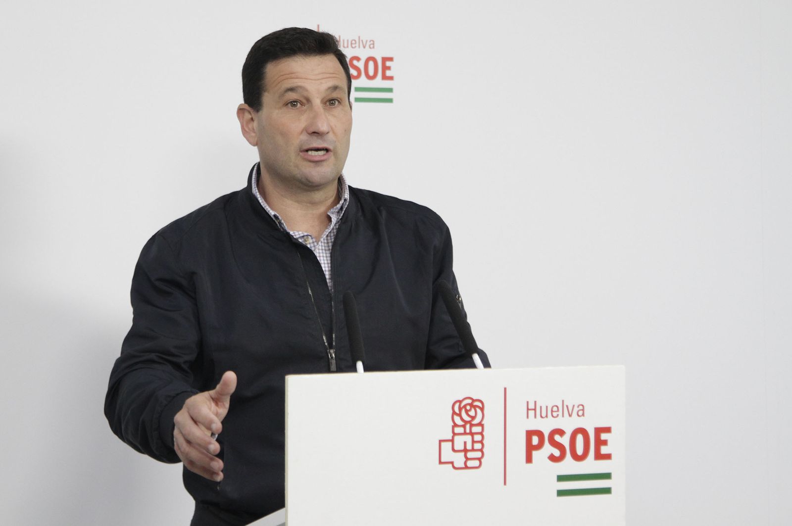 Ezequiel Ruiz en la sede de los socialistas en la capital onubense.