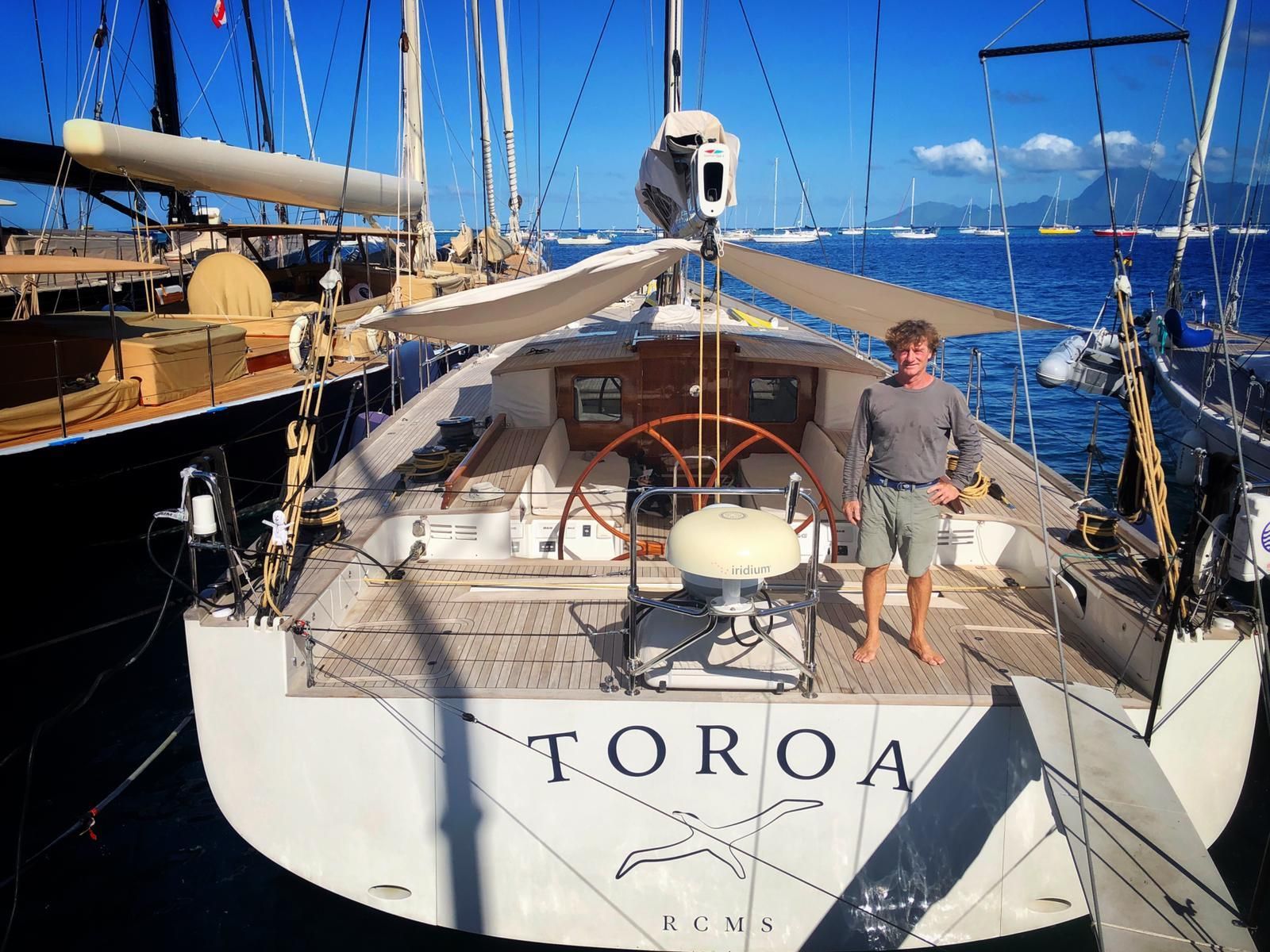 Pablo Benjumeda, a bordo del velero, en el puerto de Papeete.