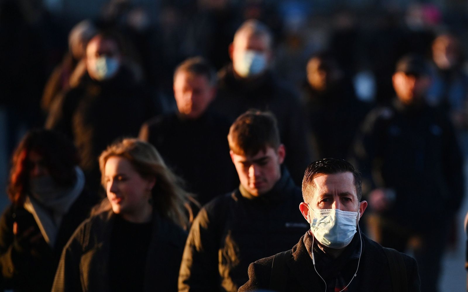Transeúntes por las calles de Londres