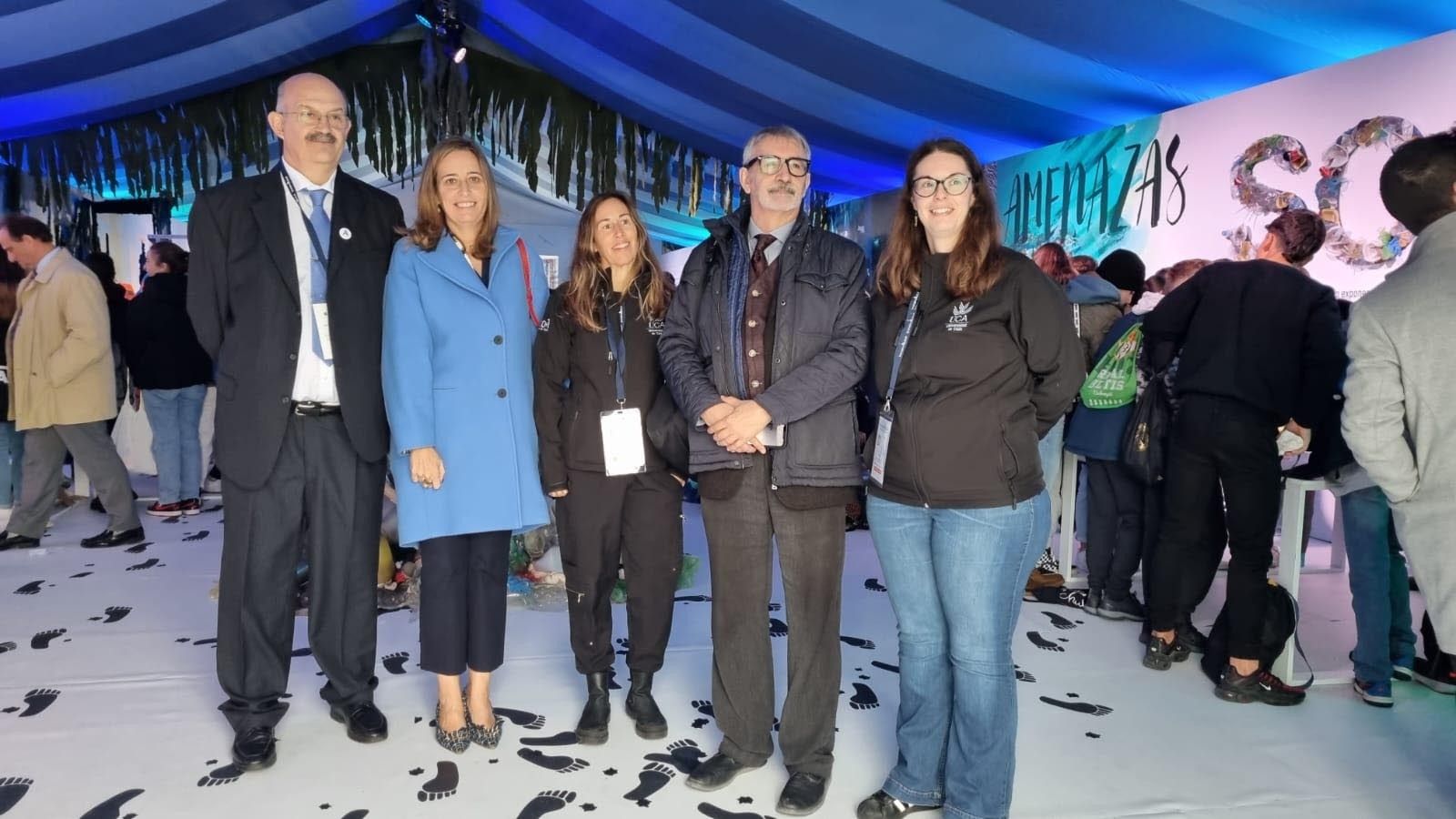 El rector y la vicerrectora de Política Científica de la UCA, en la Feria del Mar.