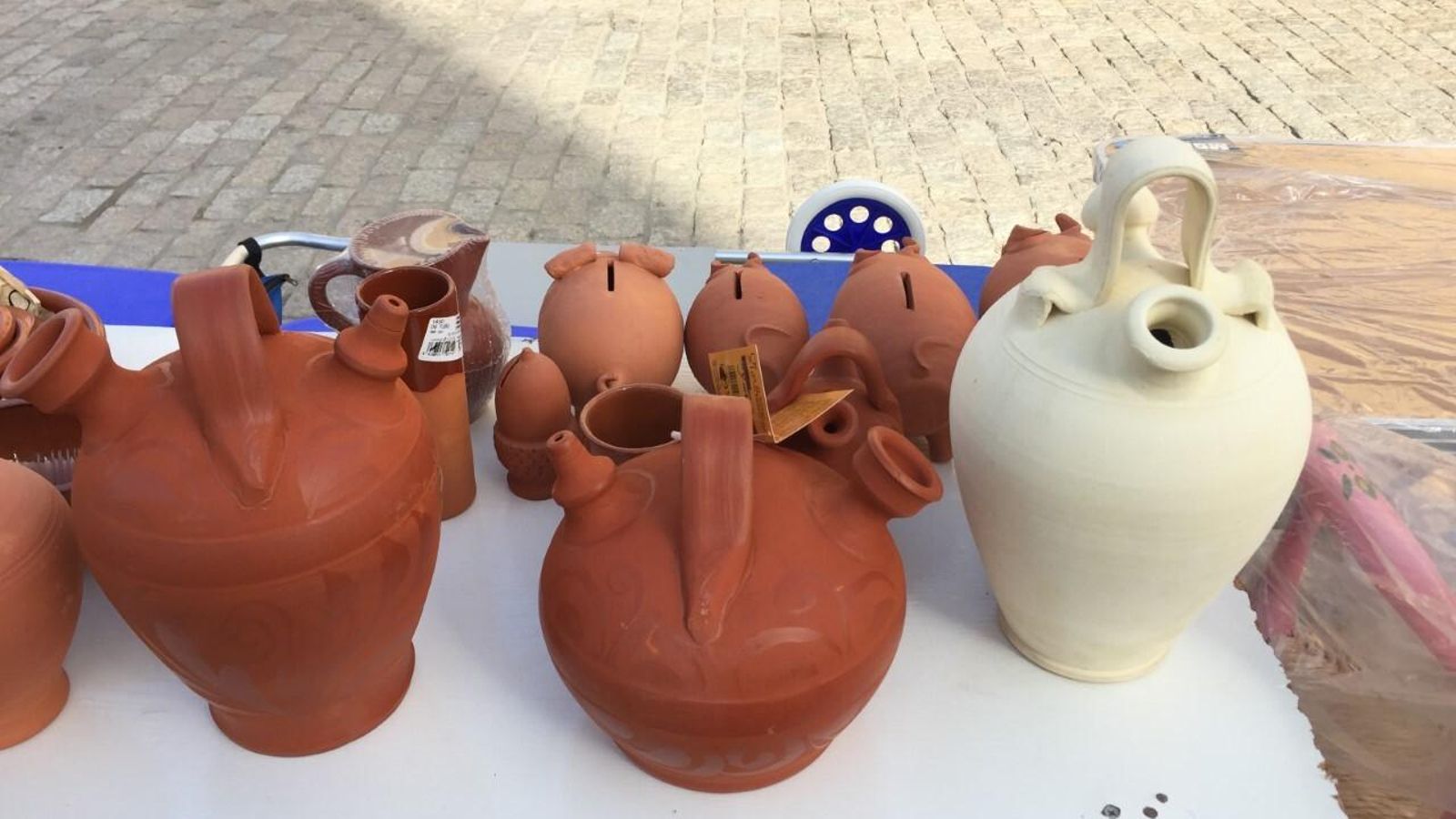 Los botijos que se venden junto al solar del antiguo Mercado del Carmen.