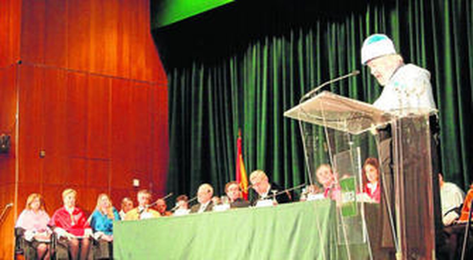 Caballero Bonald lee su discurso de investidura, tras su nombramiento como doctor honoris causa de la UNED.