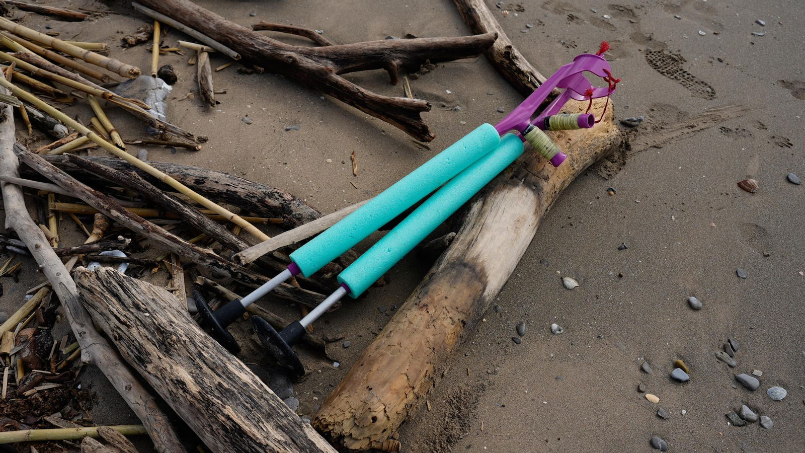 Fotos de la playa de Getares llena de cañas y desechos