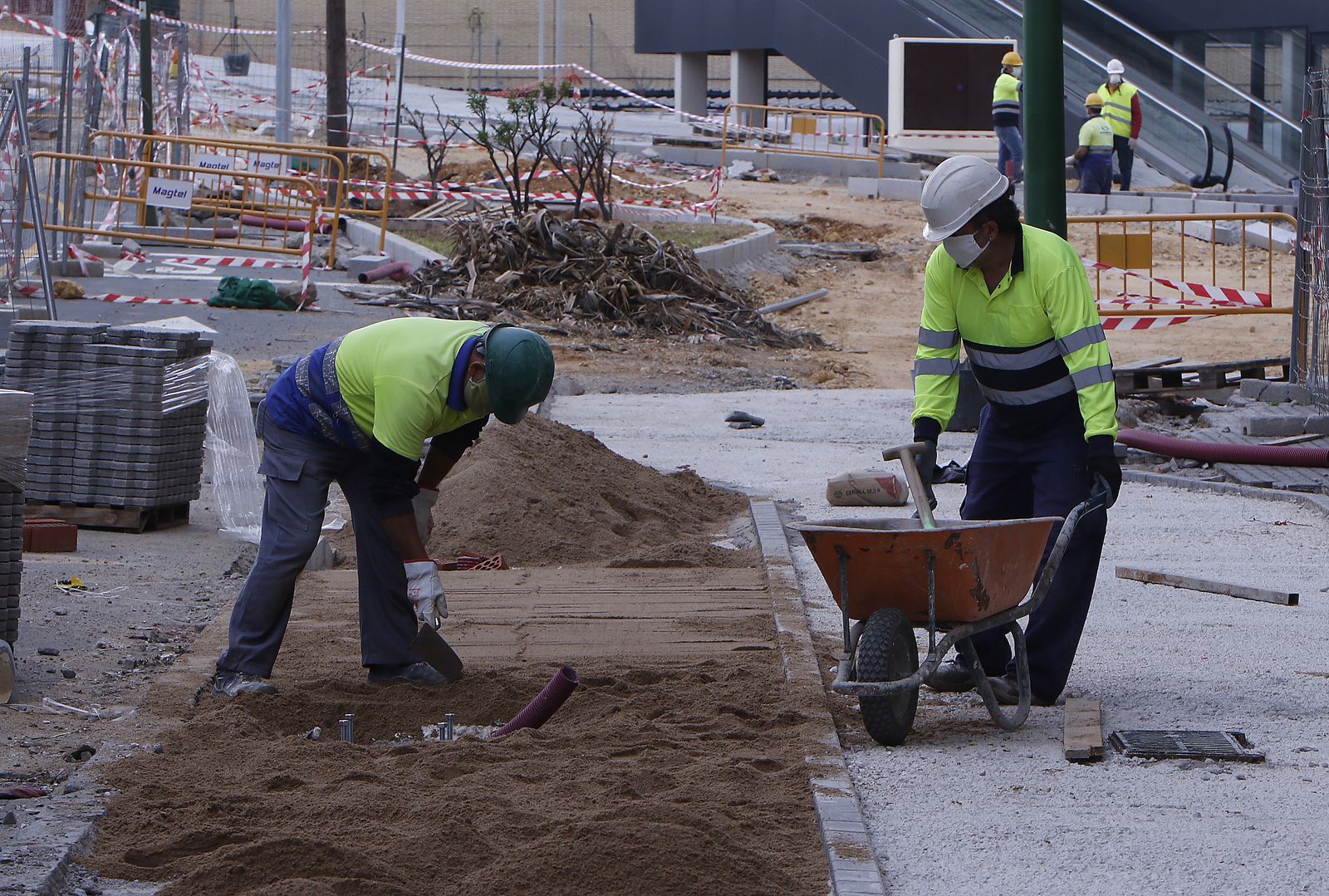 Varios trabajadores con mascarillas.