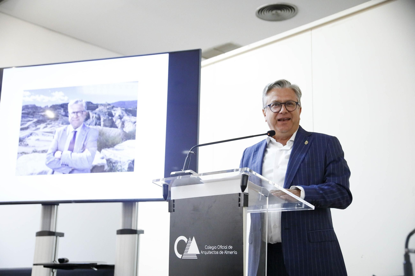 Imágenes del nombramiento como colegiado de honor a Santiago Alfonso en el colegio oficial de arquitectos de Almería