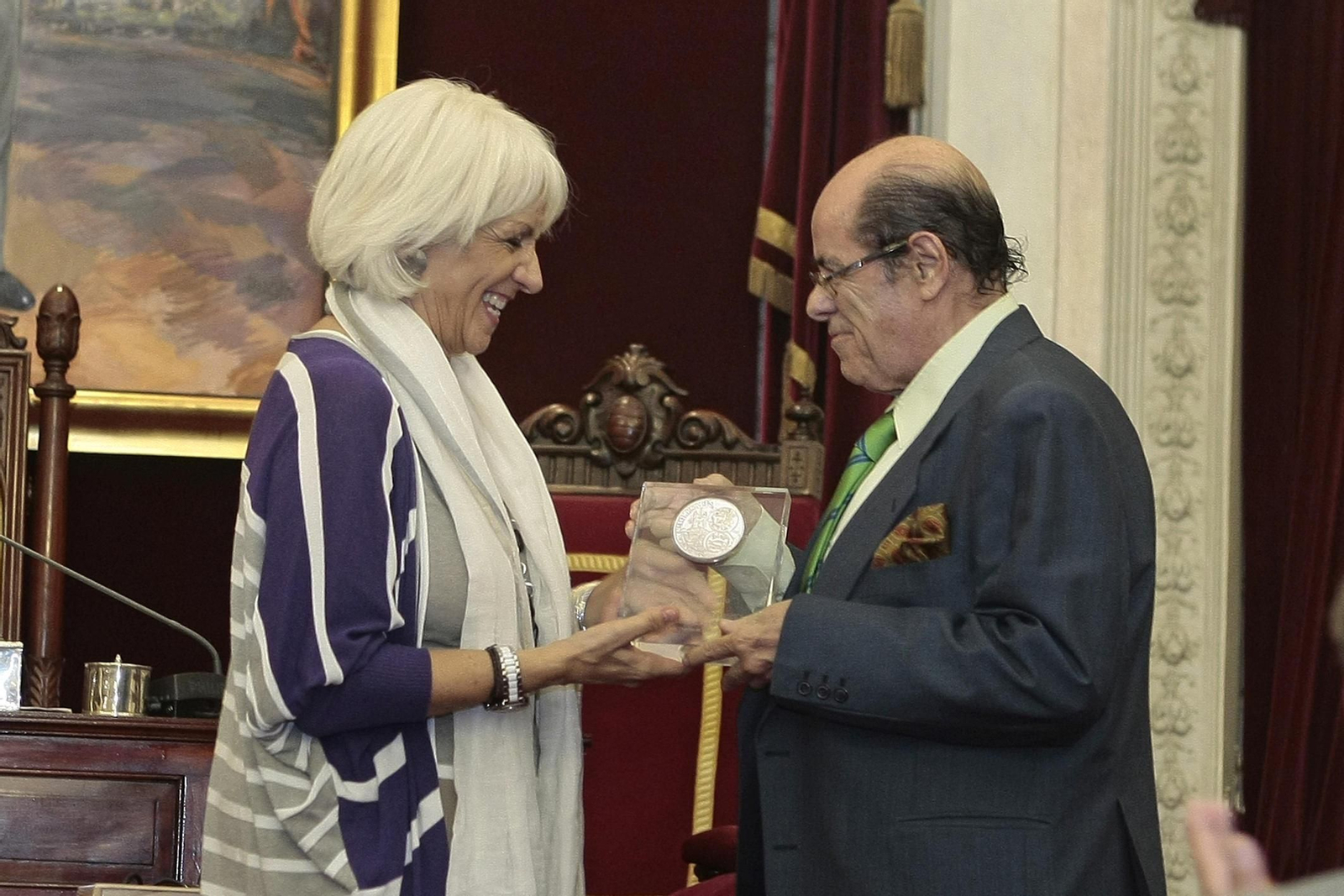 El popular Pepe Manteca recogiendo el galardón a la promoción turística de Cádiz, de manos de Teófila Martínez