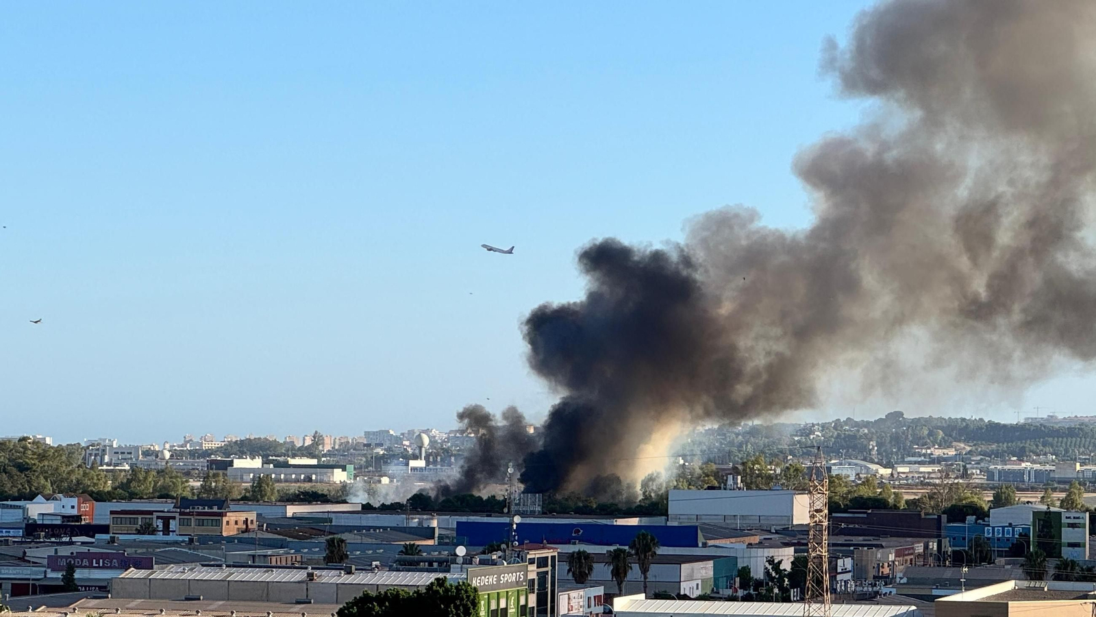 Así se ve el incendio en el polígono Guadalhorce de Málaga