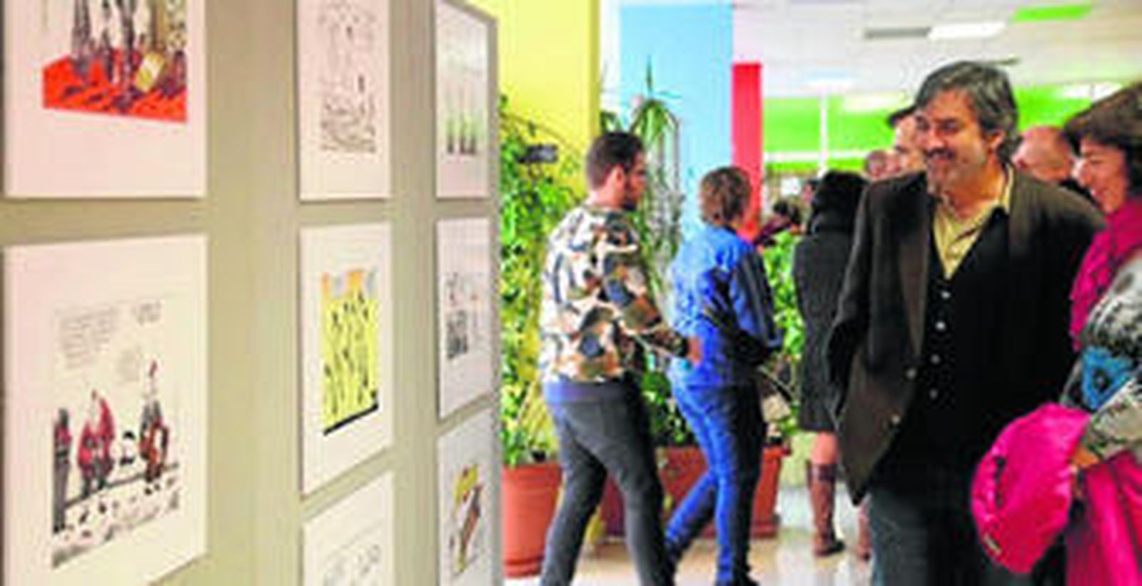 Idígoras, ayer, durante la visita a la exposición en la Facultad de Ciencias Económicas de la UMA.