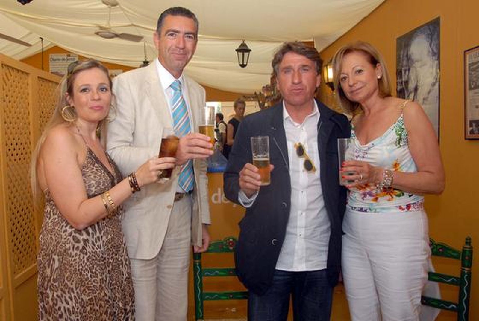 Patricia Carrasco, José Manuel Romero, el exentrenador del Xerez, Esteban Vigo y su esposa, Geny Ustarroz. 

Foto: Manuel Aranda