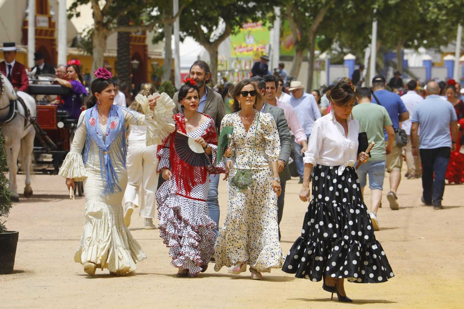 Numerosas personas acceden al recinto ferial de El Arenal.