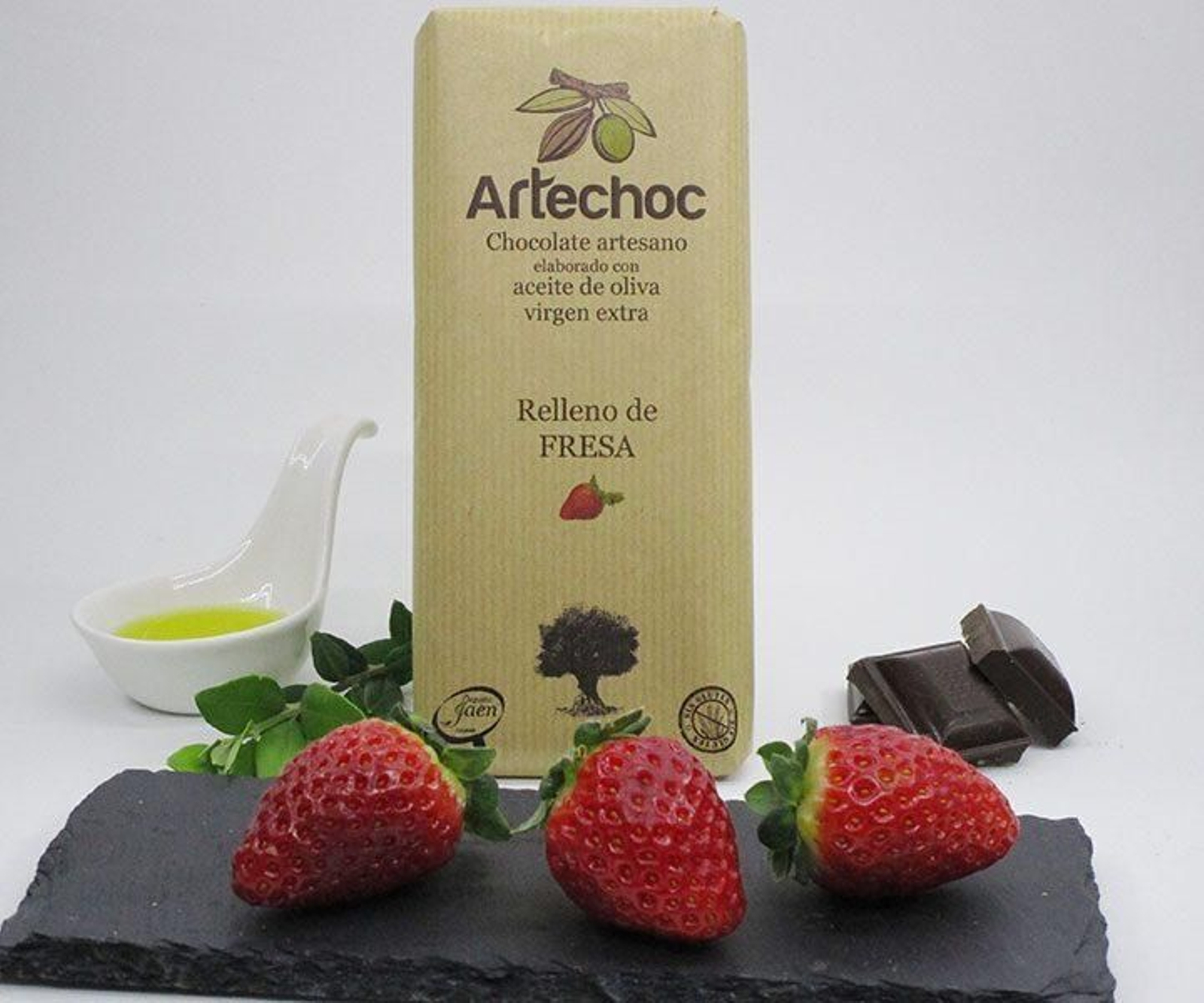 Tableta de chocolate con aove relleno de fresa Artechoc.