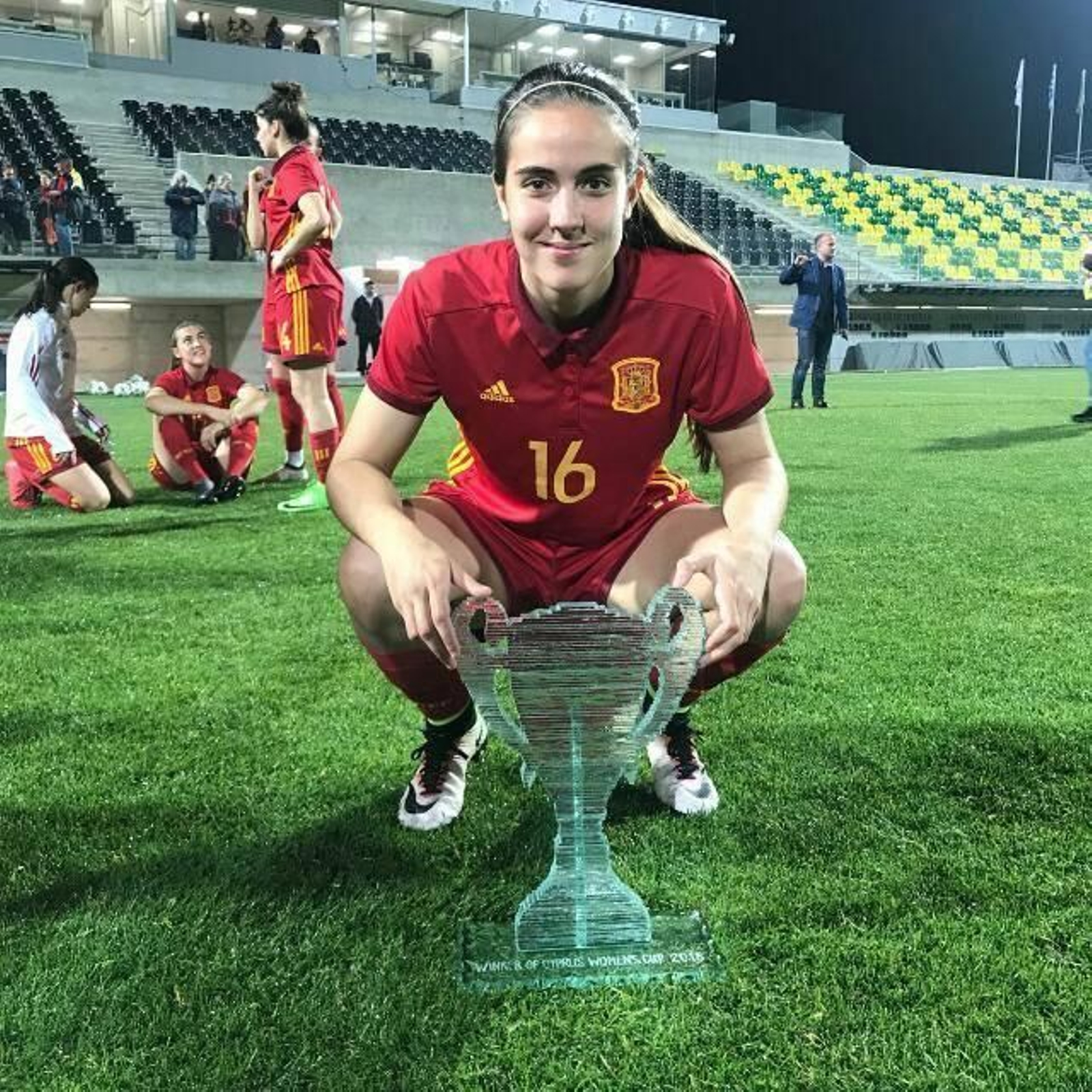 Rocío Gálvez posa con el trofeo de la Cyprus Cup conseguido con la selección nacional hace diez días. Rocío Gálvez posa con el trofeo de la Cyprus Cup conseguido con la selección nacional hace diez días.