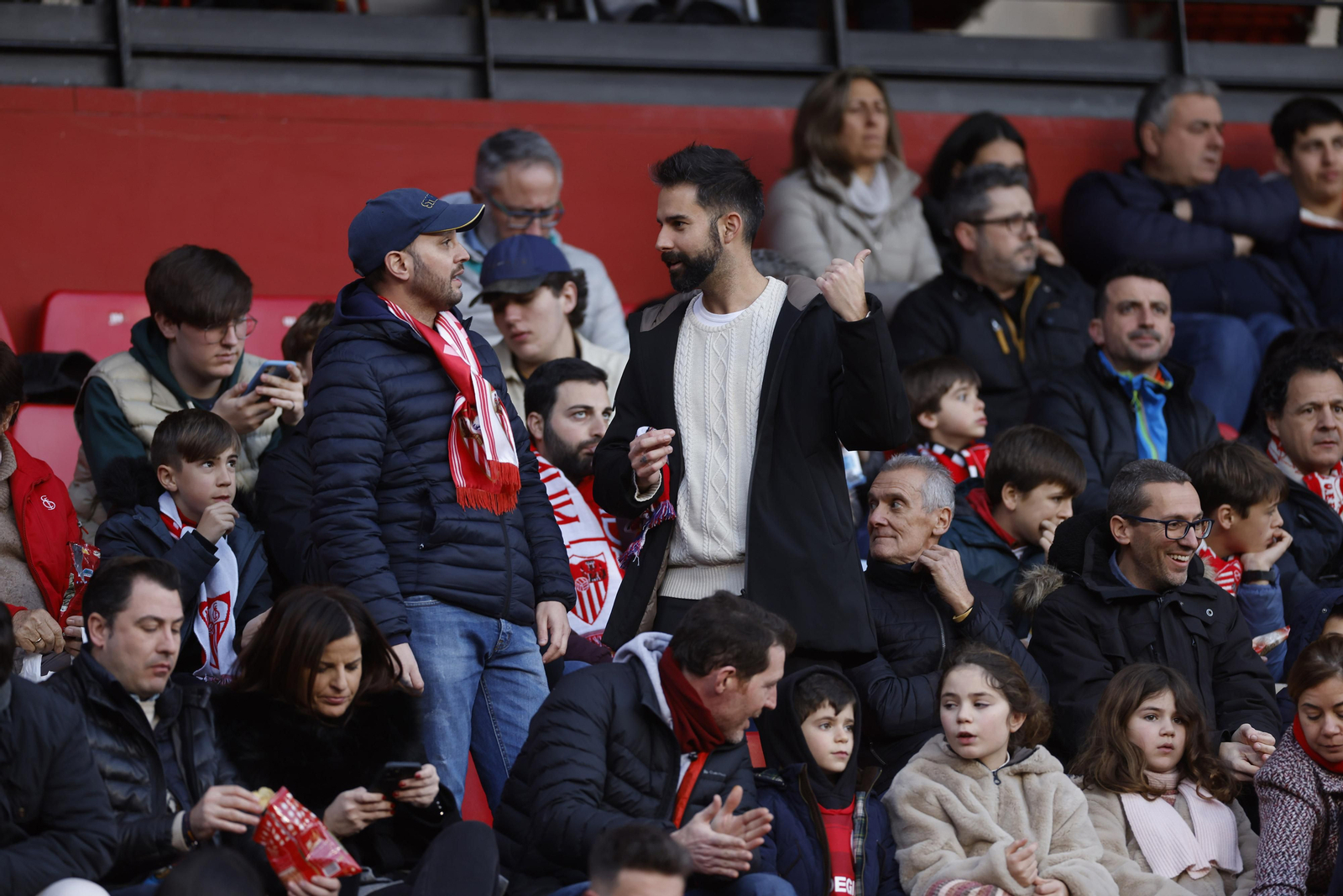 Búscate en las fotos del Sevilla-Elche