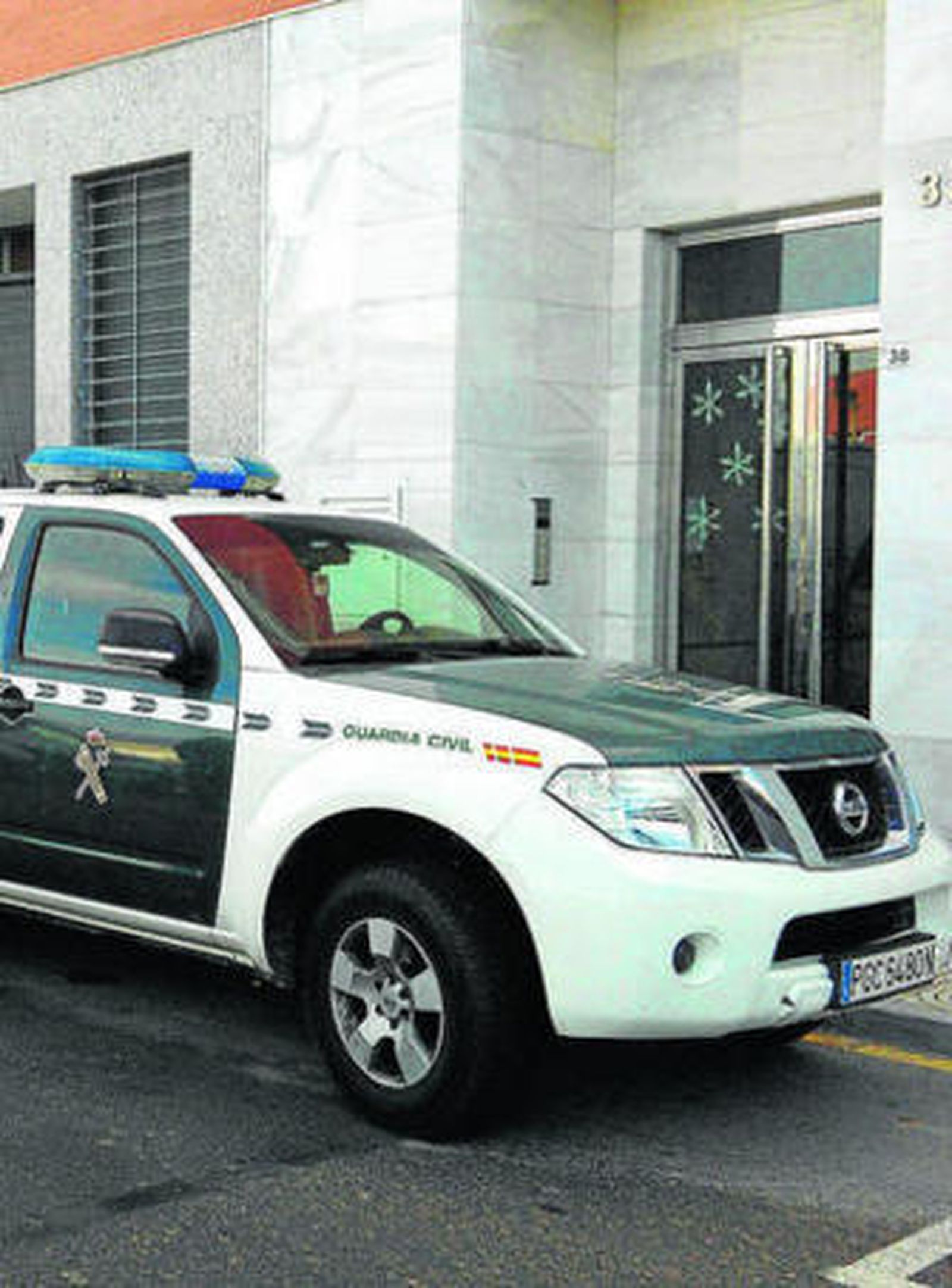 La Guardia Civil custodia el juzgado donde los tres detenidos declararon ayer.