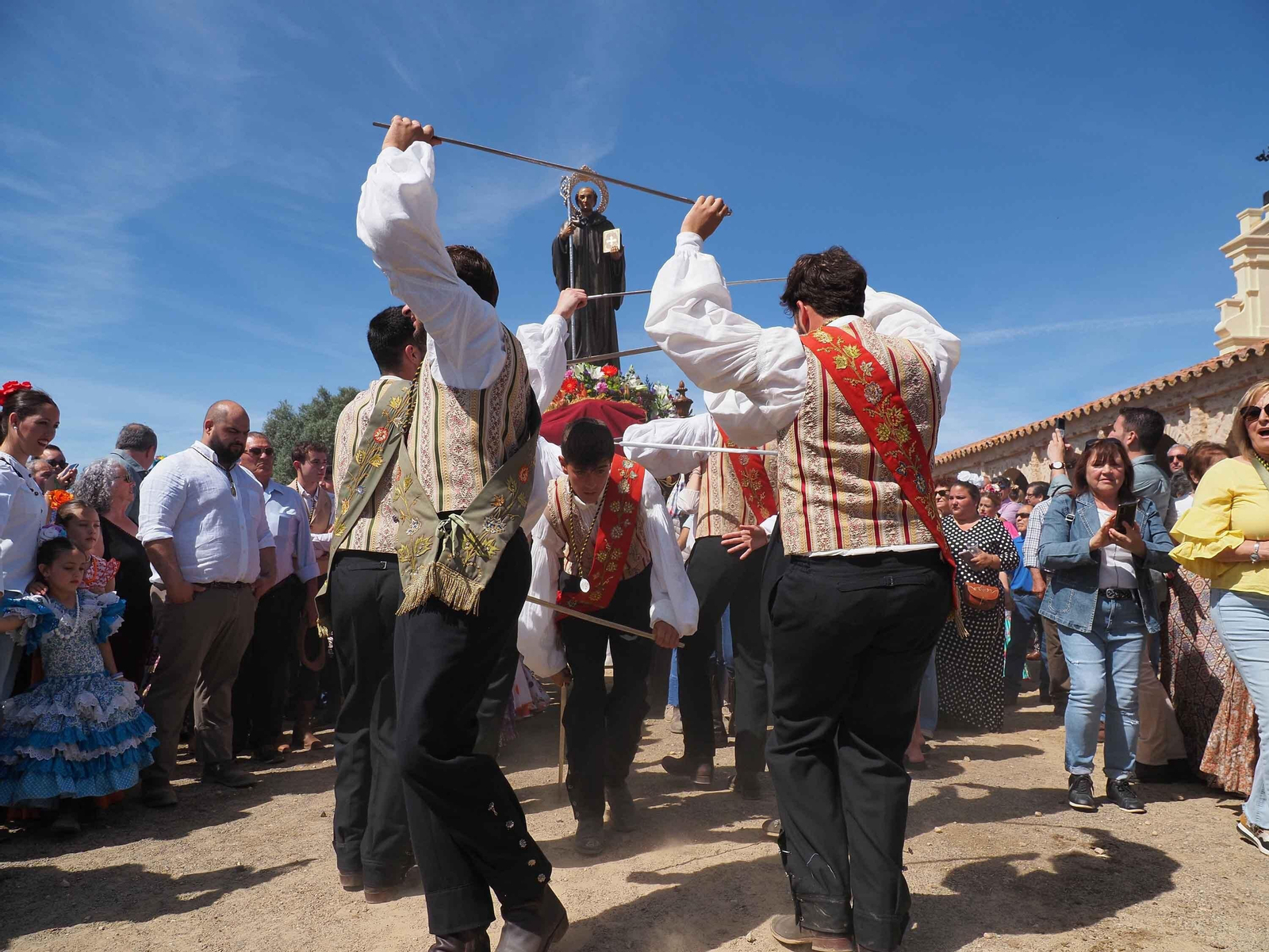 Los lanzaores trenzan su danza durante la procesión de San Benito, sin dar nunca la espalda al Santo