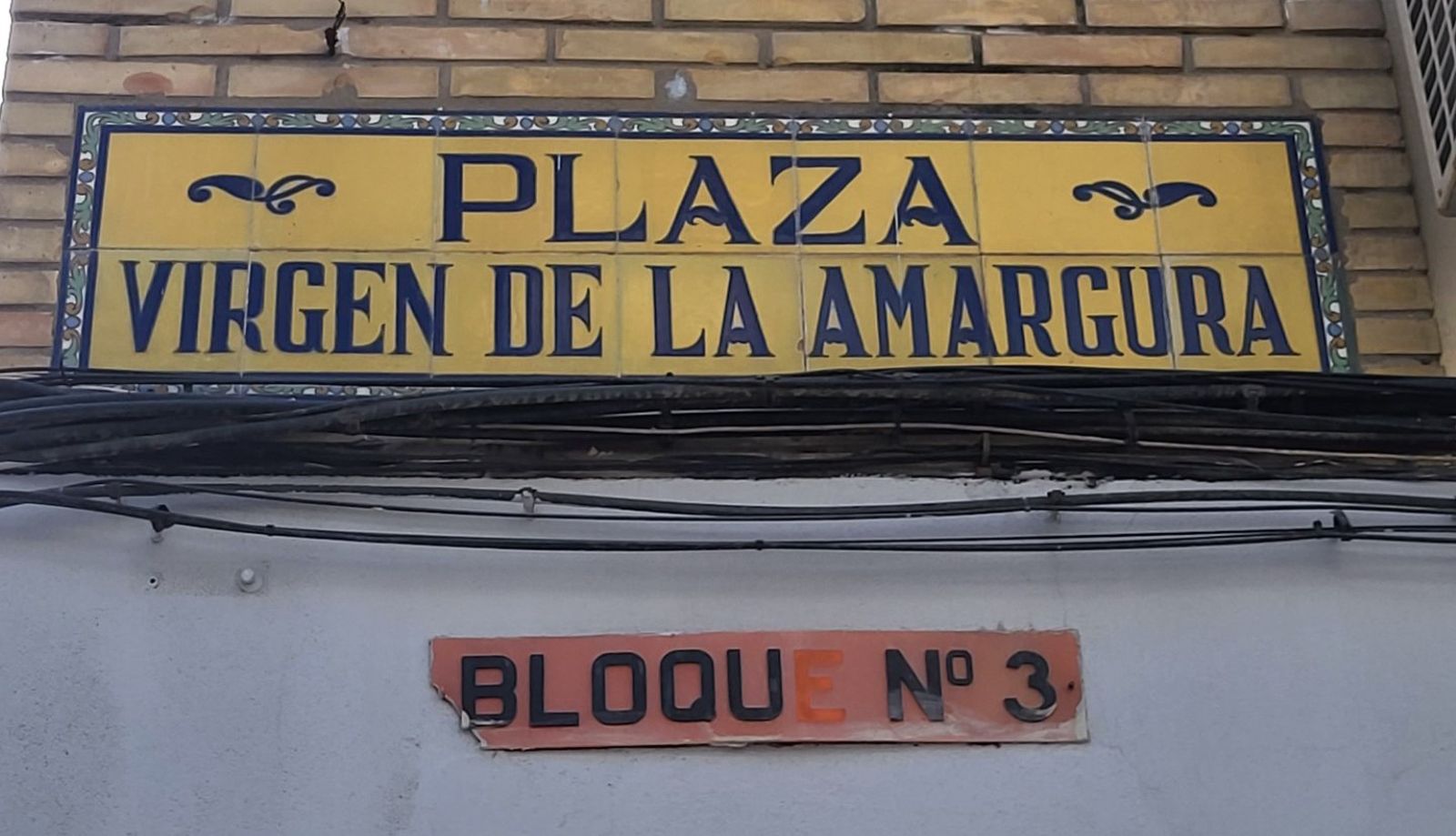Rótulo cerámico y numeración en el barrio de Triana.