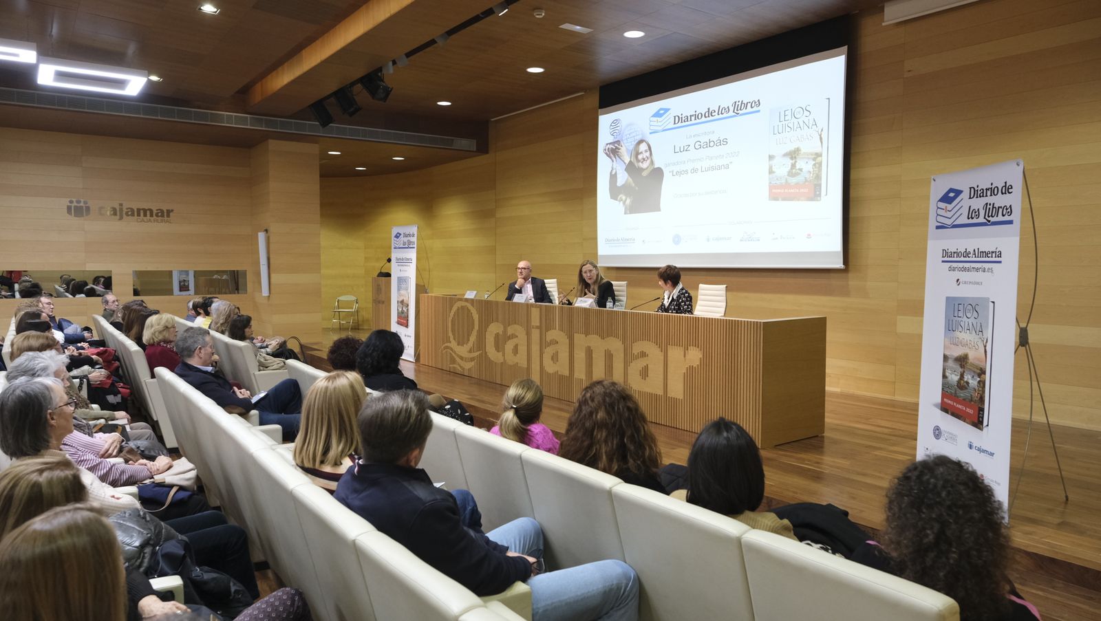 Imágenes del Diario de los Libros con la escritora ganadora del Premio Planeta 2022, Luz Gabás