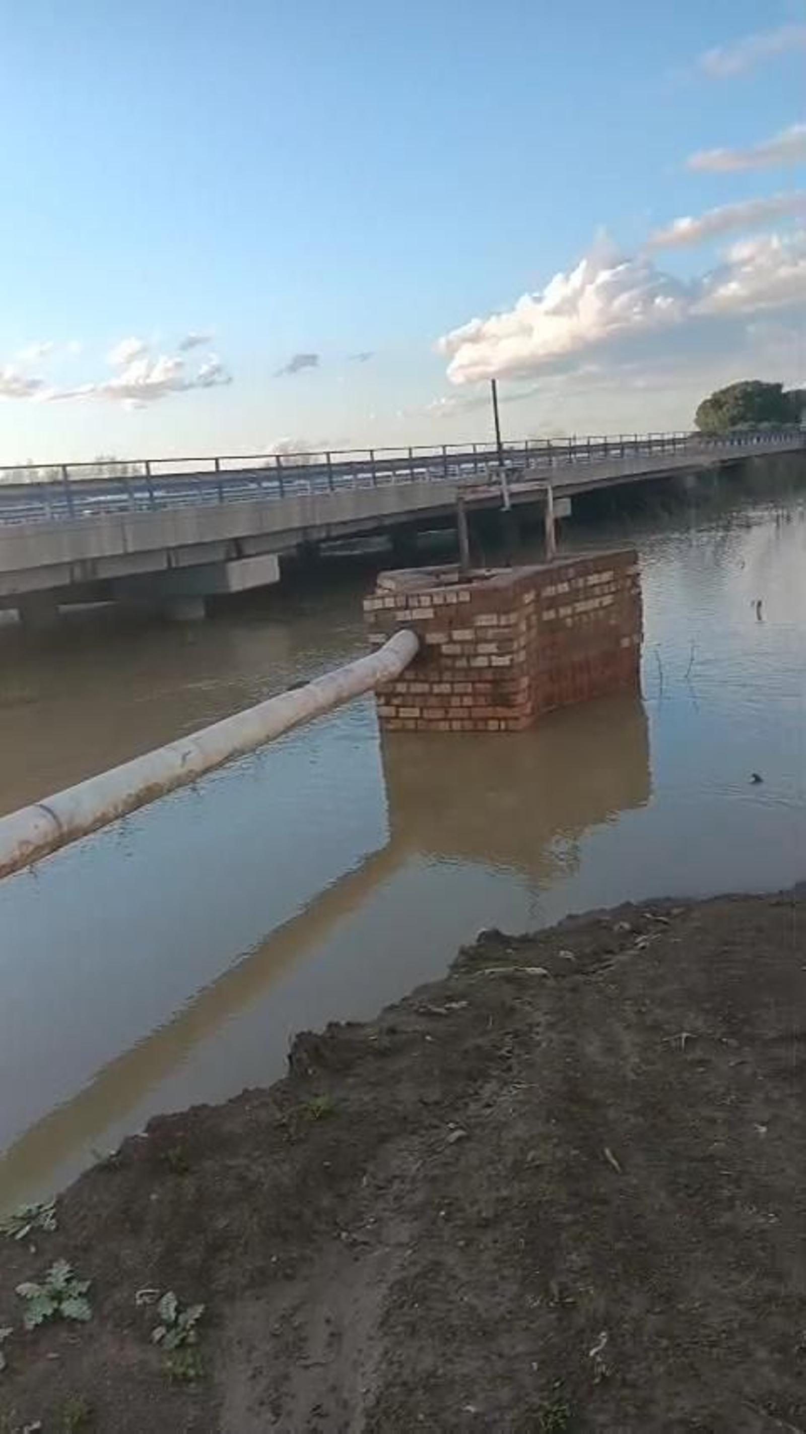 La zona del puente sobre el arroyo de las Pájaras, tras el desbordamiento