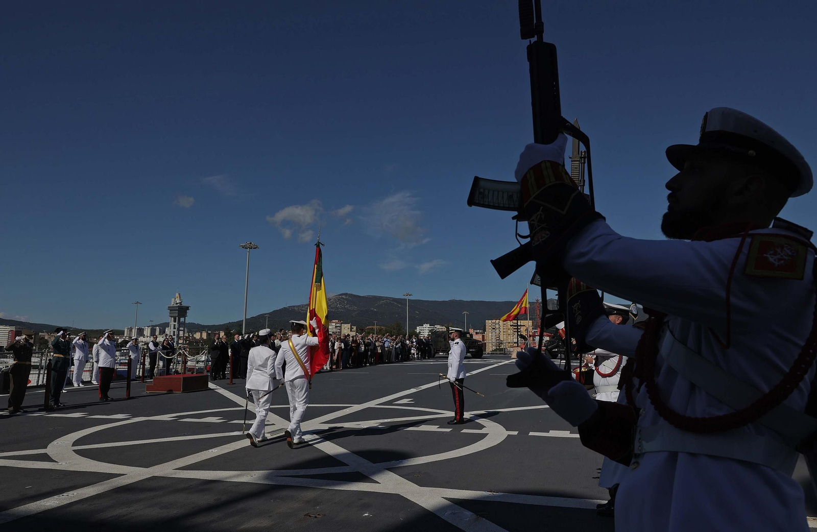 Fotos de la Jura de Bandera para personal civil a bordo del Buque de Asalto Anfibio 'Castilla' en Algeciras