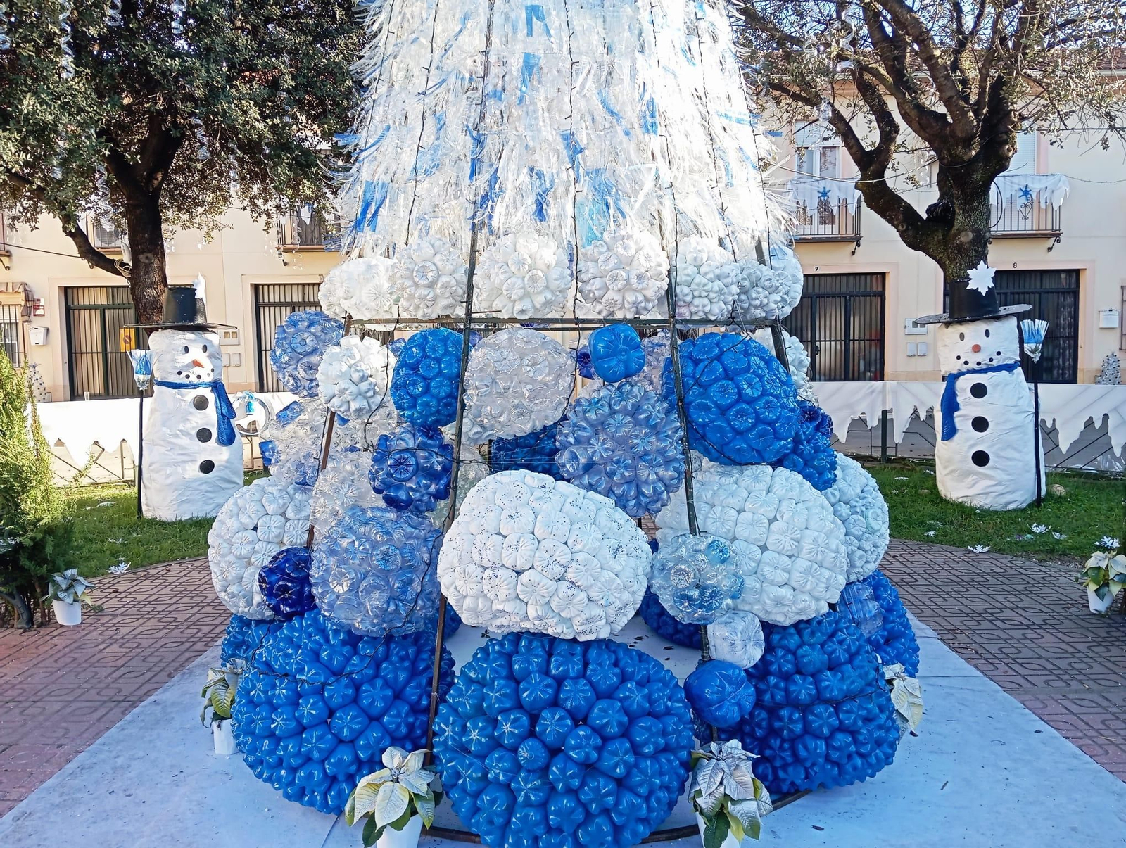 Las calles de Villafranca de Córdoba decoradas por Navidad