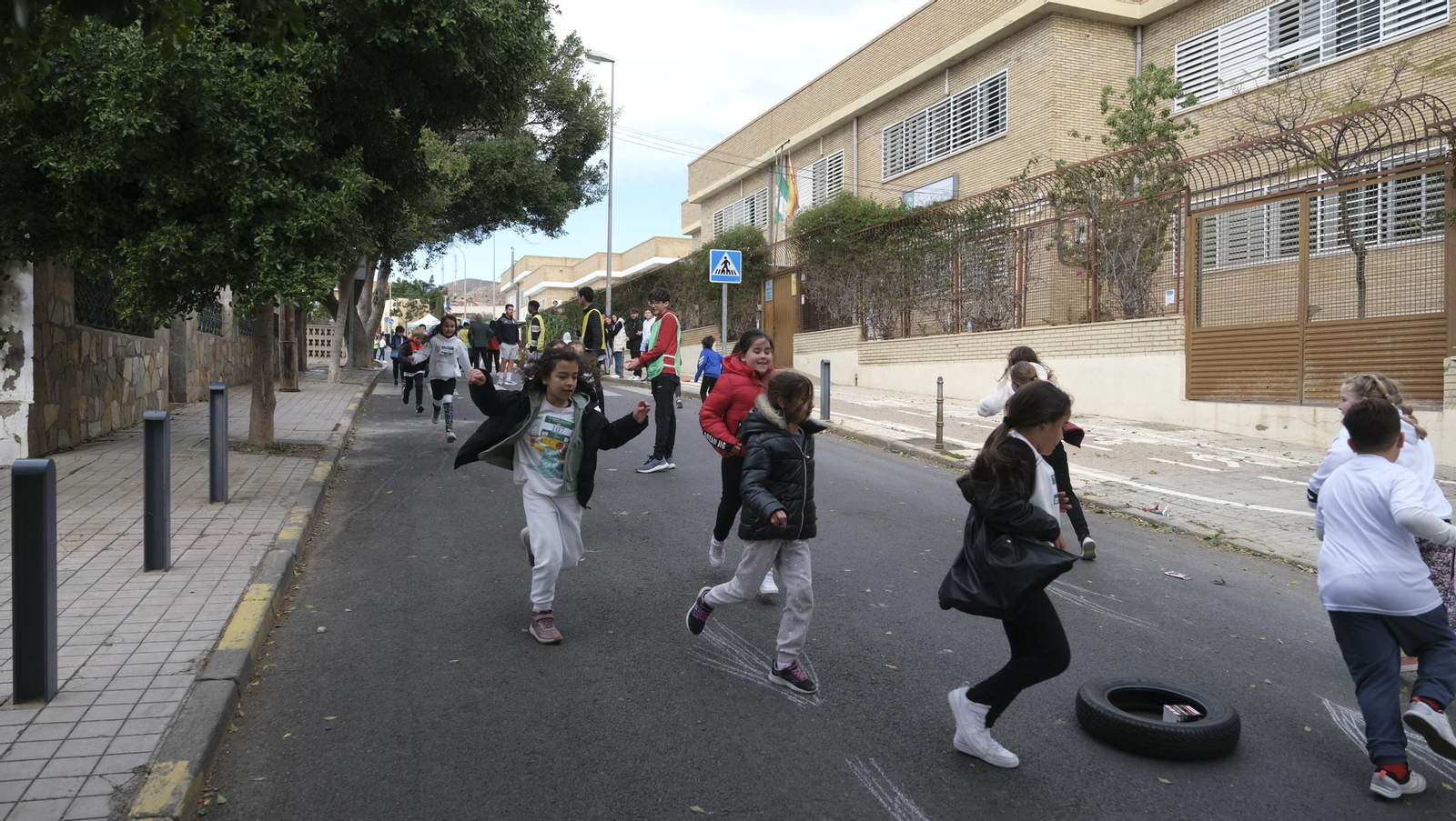 Imágenes de la carrera infantil contra el cáncer en el CEIP Francisco de Goya