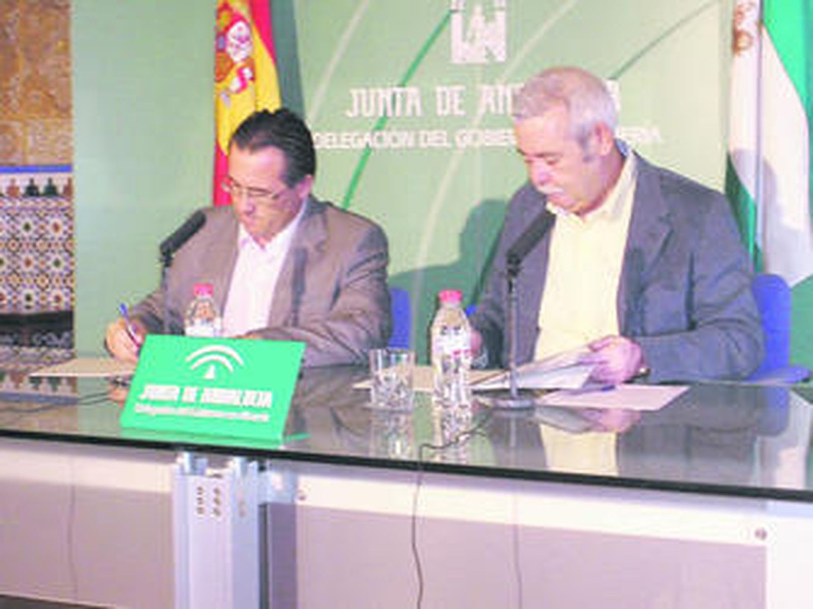 El alcalde de Albox y el delegado de Vivienda firman el convenio.