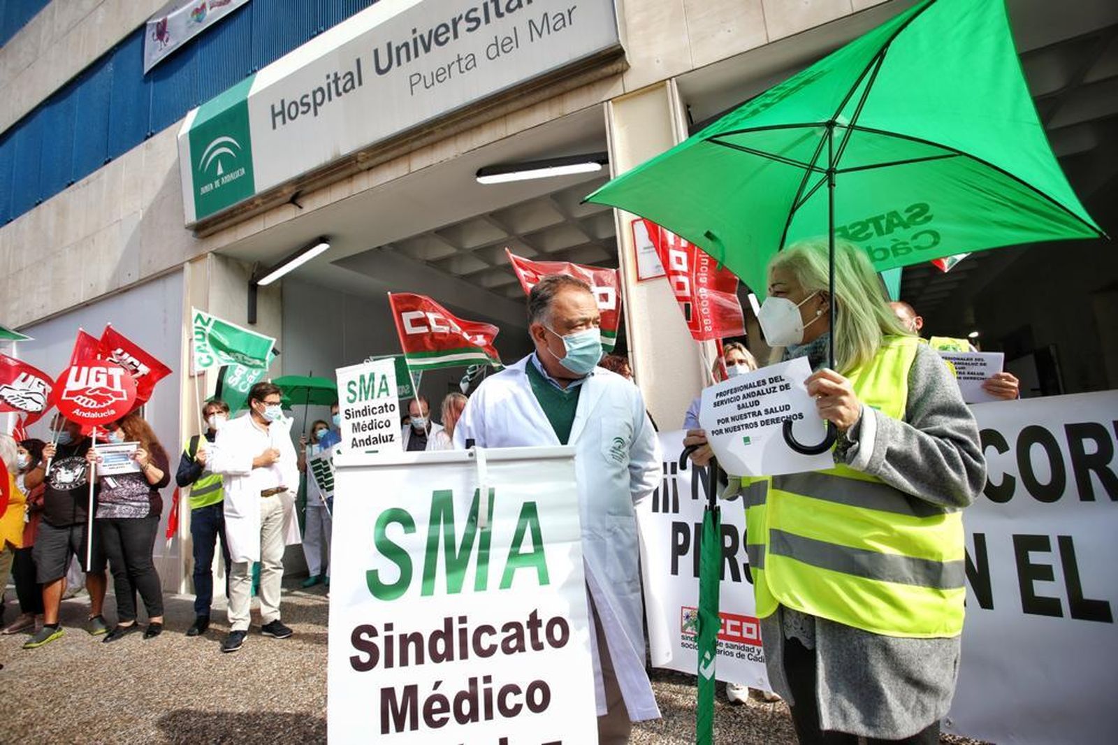 Los trabajadores sanitarios concentrados esta mañana en el Hospital Puerta del Mar de Cádiz.