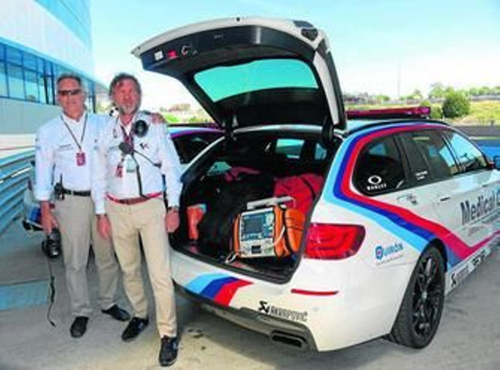 Los doctores Mir y Charte, junto al Omega de intervención.