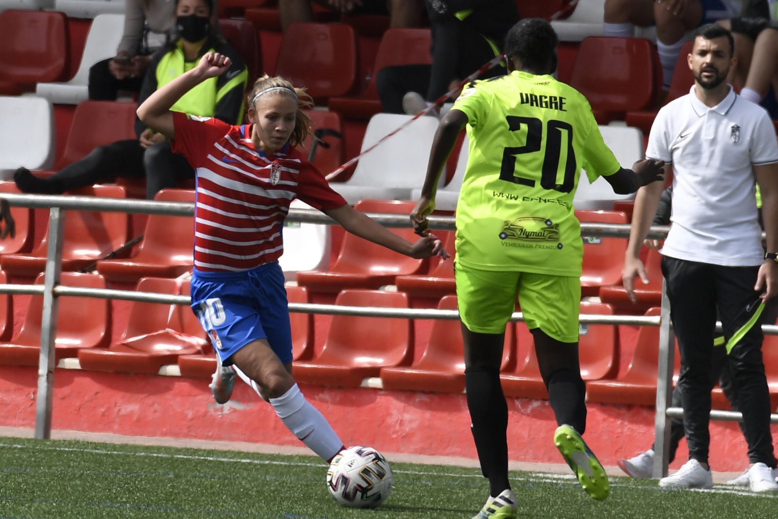 Raquel intenta driblar a una defensa rival.