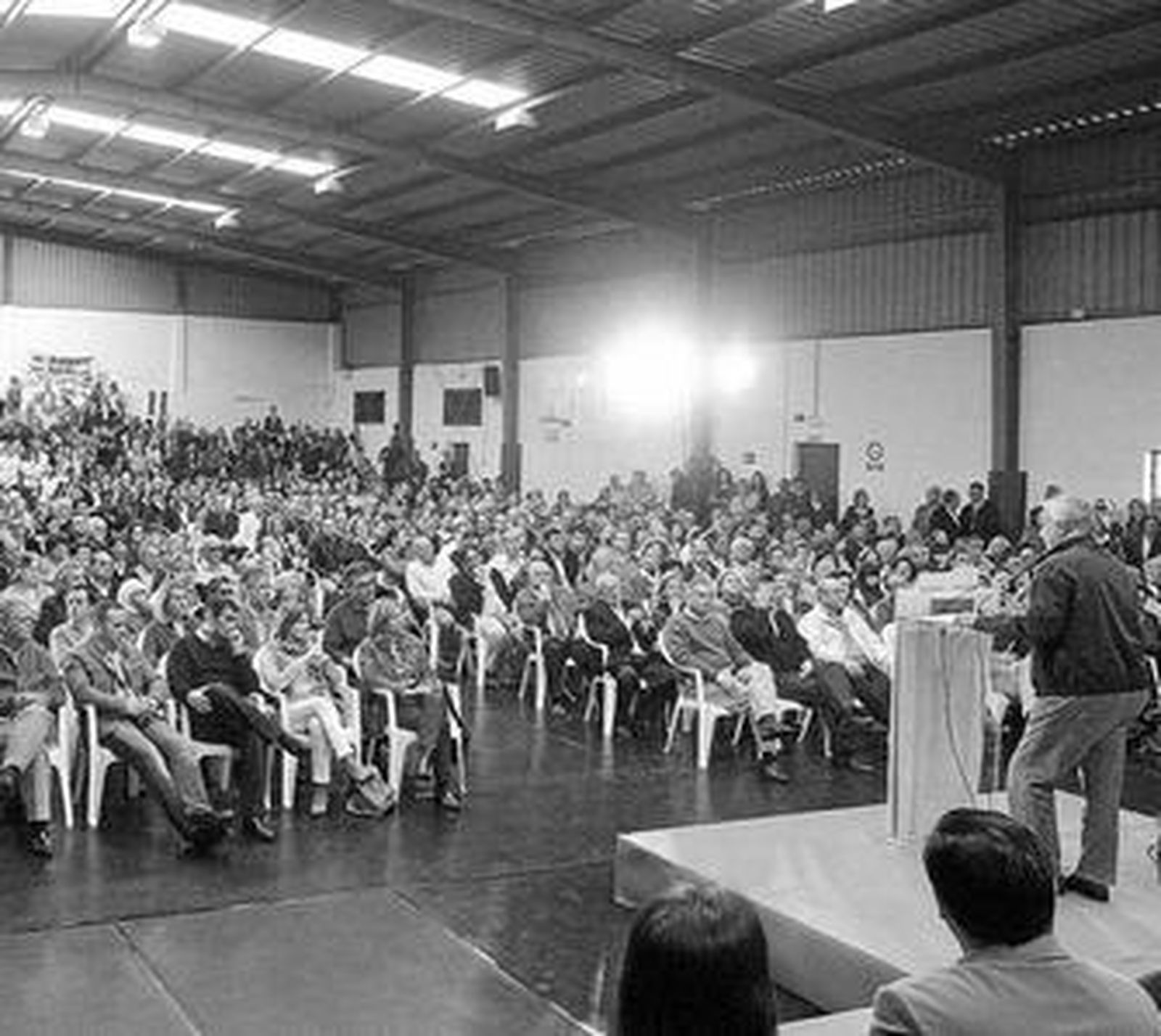 El presidente del PP de Andalucía, Javier Arenas, se dirige al público que abarrota el pabellón.