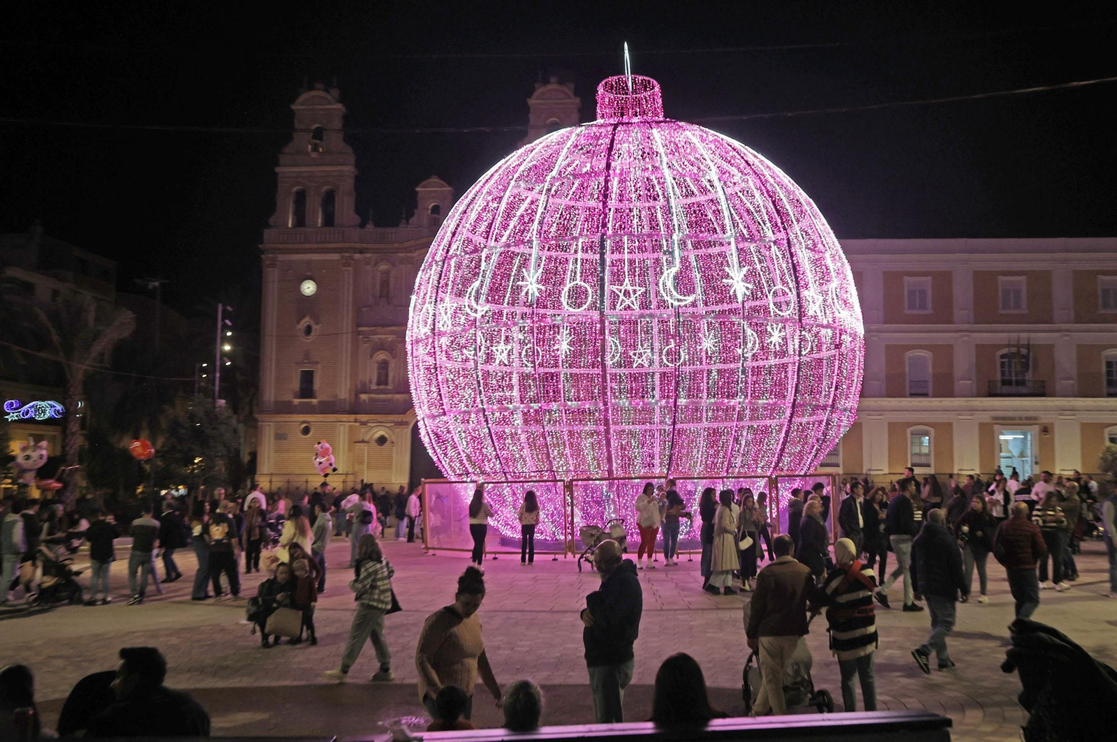 Imágenes de la nevada y alumbrado navideño en Huelva