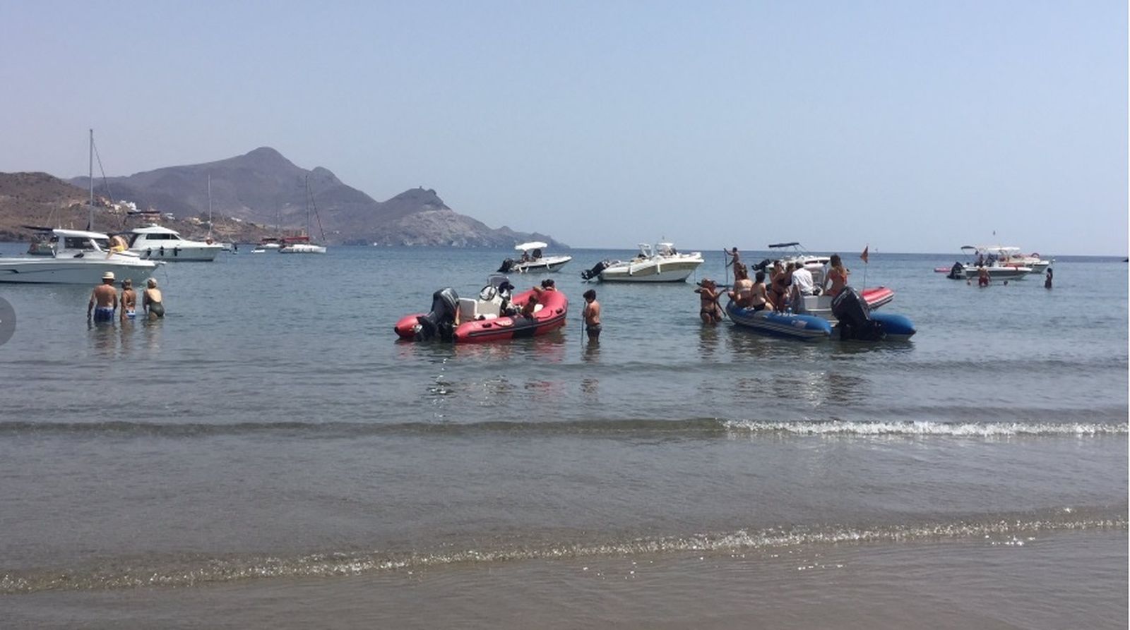 Embarcaciones de recreo fondeando la playa de Los Genoveses.