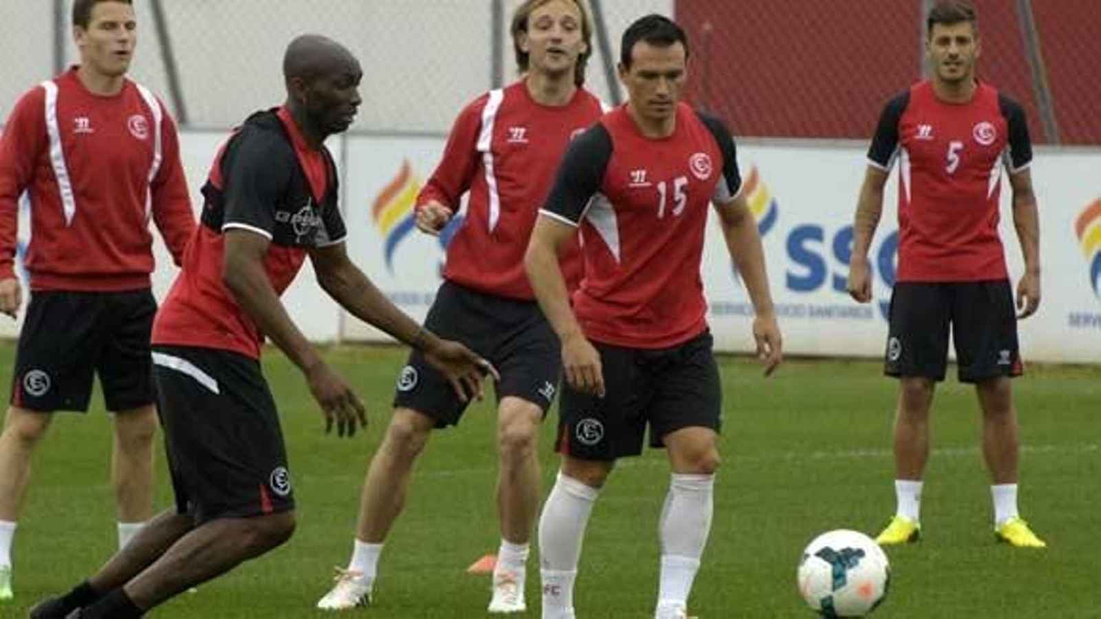 M'Bia se une al grupo y apunta a Granada