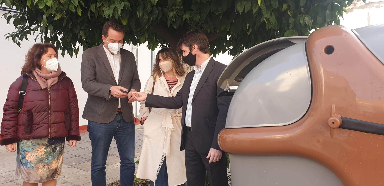 Representantes vecinales y del Ayuntamiento y Lipasam junto a uno de los nuevos contenedores.