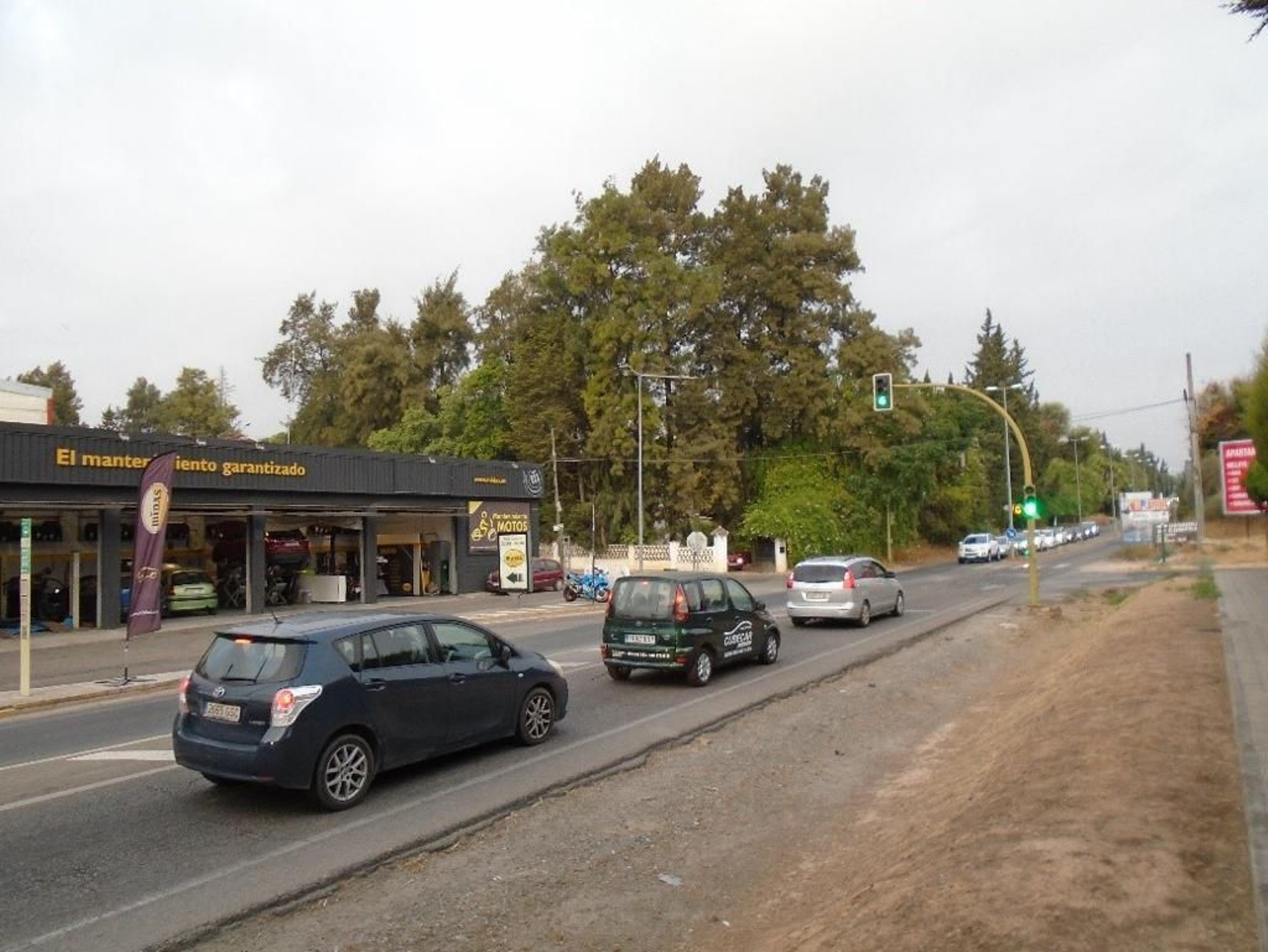 El semáforo en el que se forman los atascos con los vecinos de Espartinas y Villanueva del Ariscal que buscan la A-49.