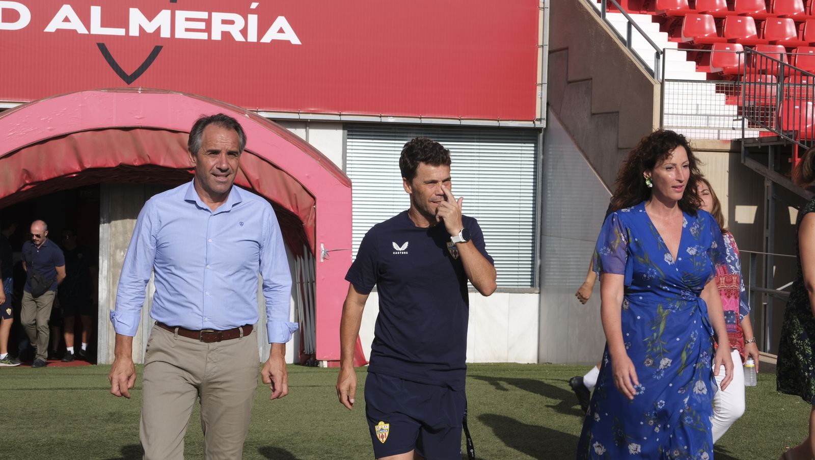 Imágenes de la visita de la Alcaldesa de Almería, María Vázquez, a los jugadores de la U.D. Almería