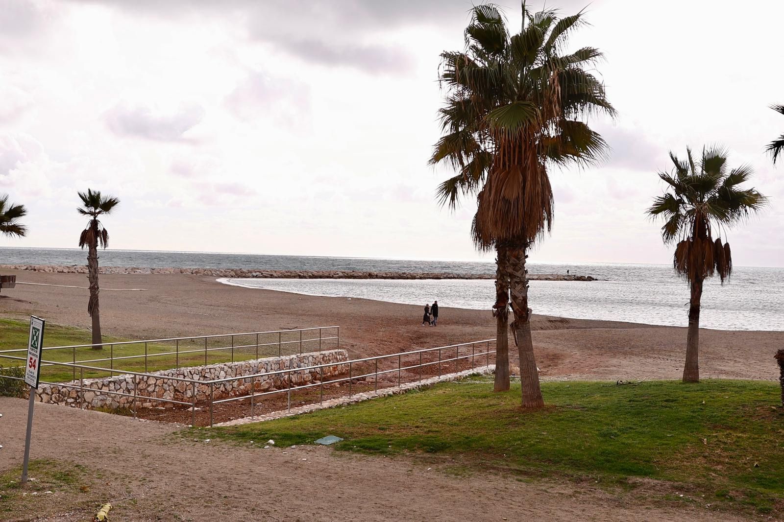 Zona donde se ha hallado el cuerpo sin vida de la mujer en la playa de la Caleta, en Málaga capital.