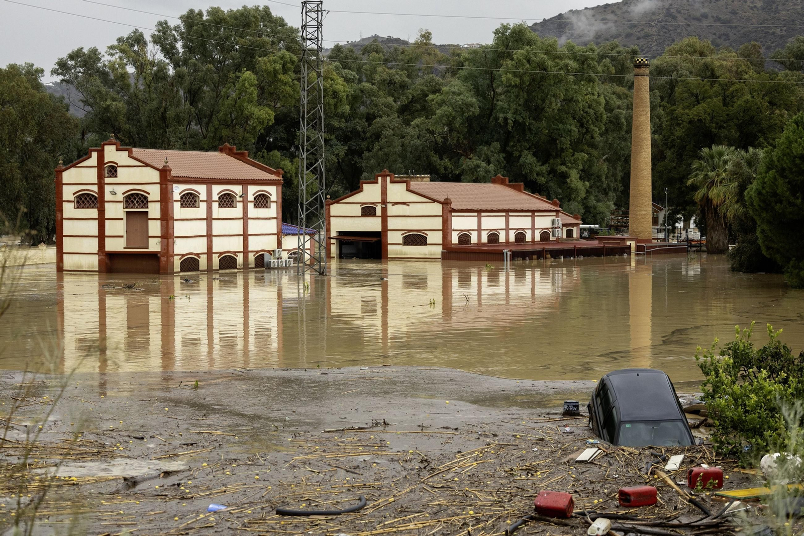 La dana deja desalojados, un río desbordado y un AVE descarrilado en Álora