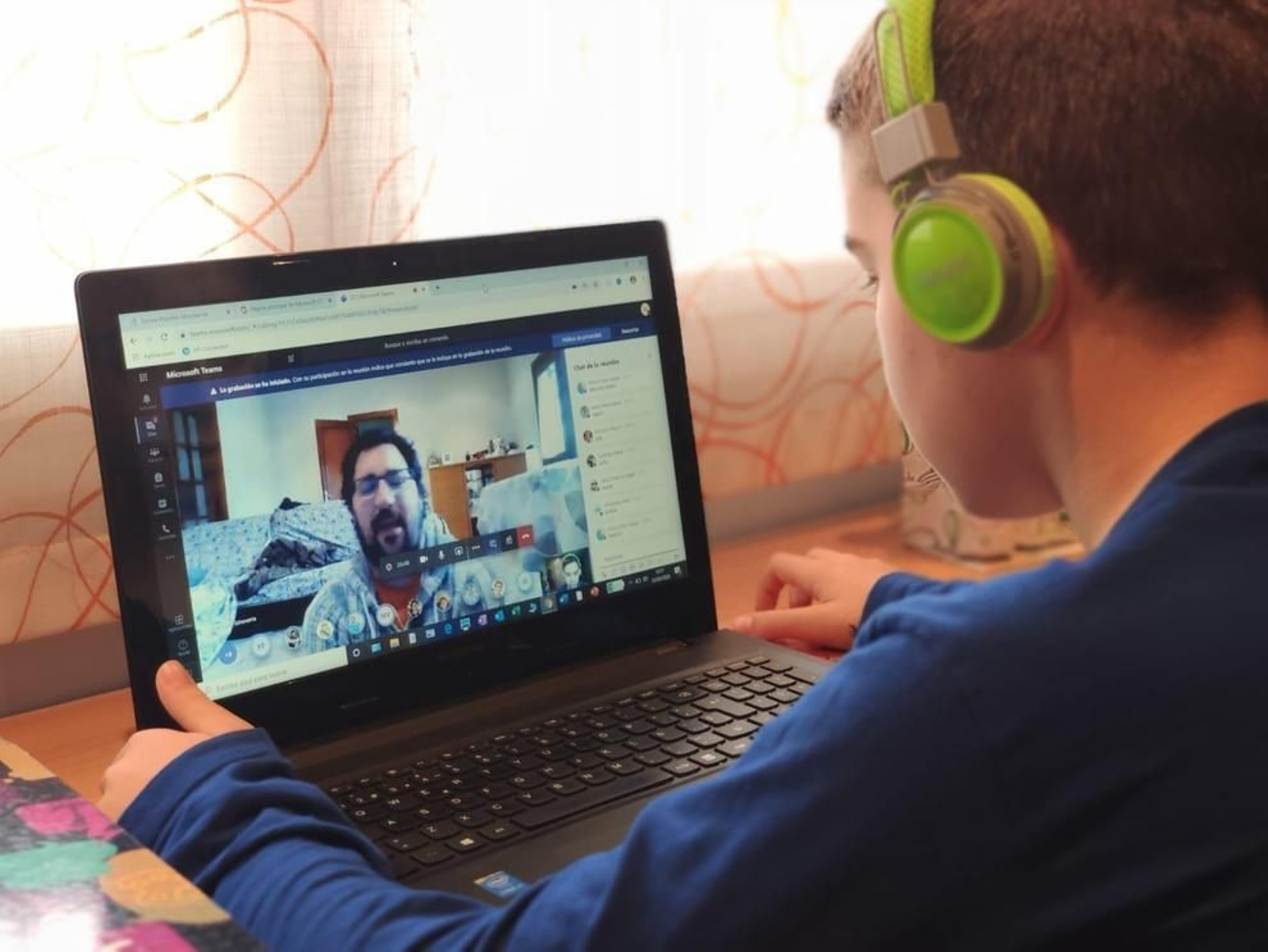 Un alumno sigue una clase a través de la vídeo-llamada