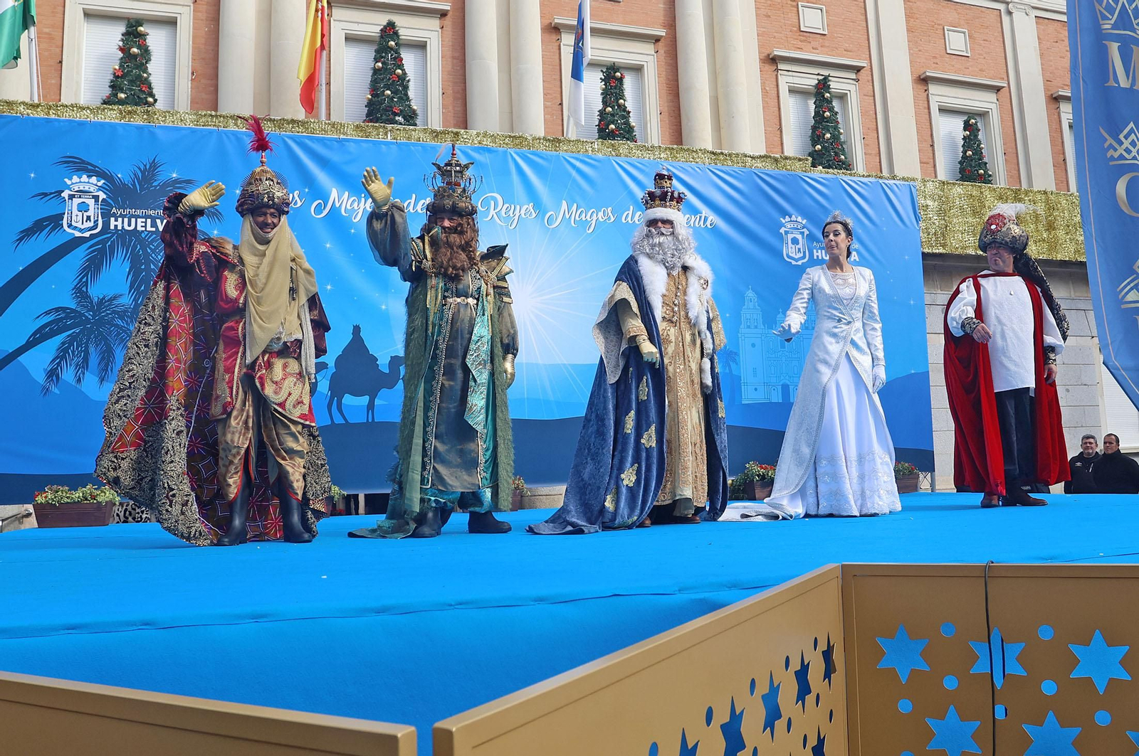 Imágenes del recorrido en camello de los Reyes Magos acompañados de la Estrella de la Ilusión y del Heraldo Real