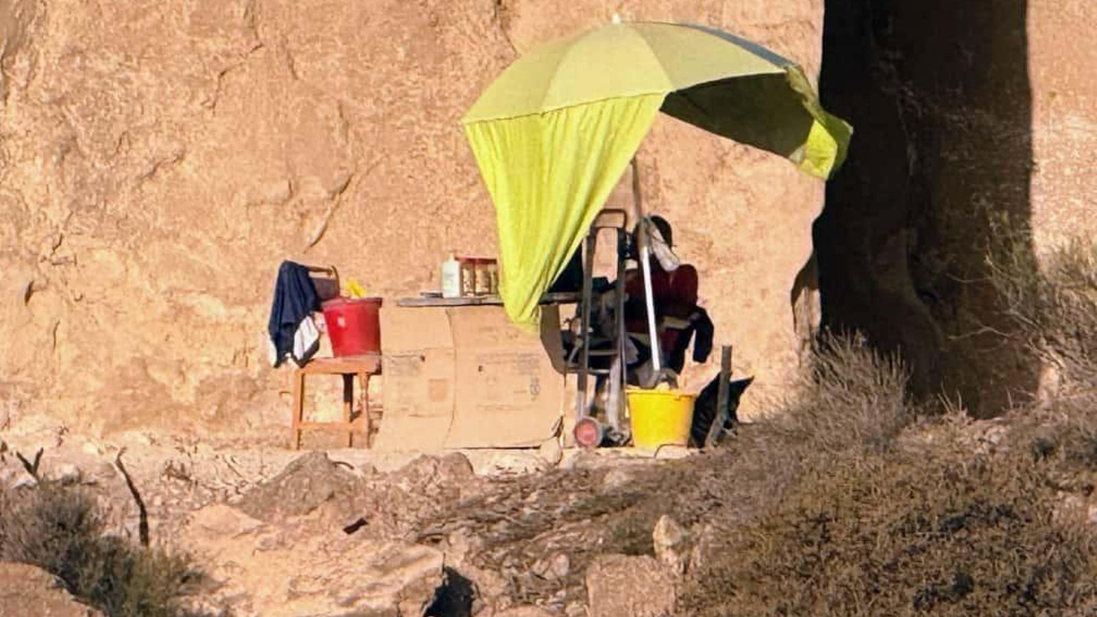 Uno de los 'okupas' de las Cuevas de Conan en Almería.