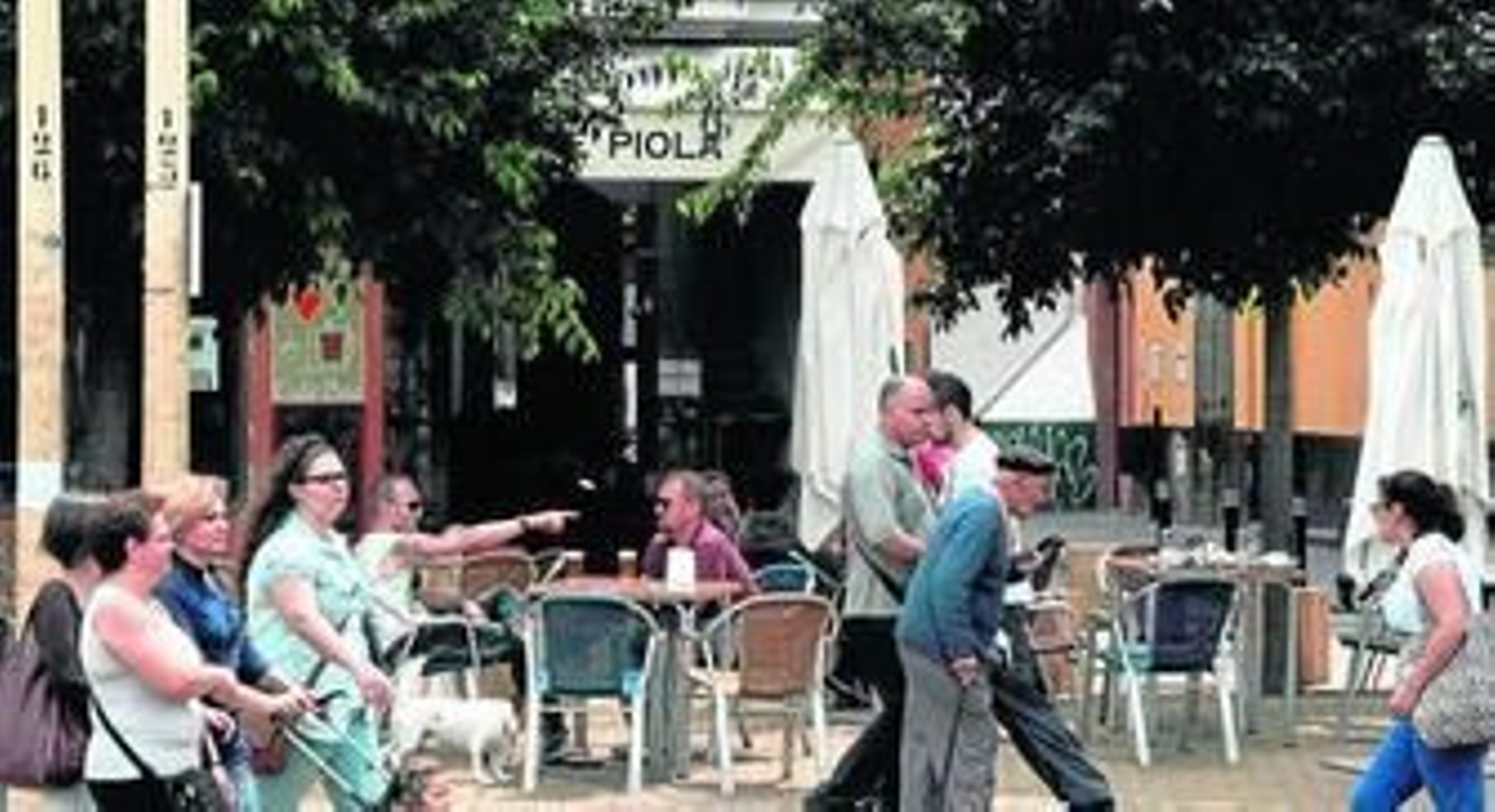 Veladores del Café Piola, ayer por la tarde, en la Alameda de Hércules.