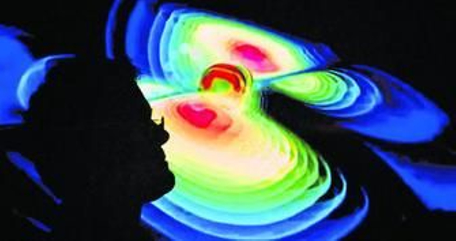 Un científico observa una representación de las ondas gravitacionales.