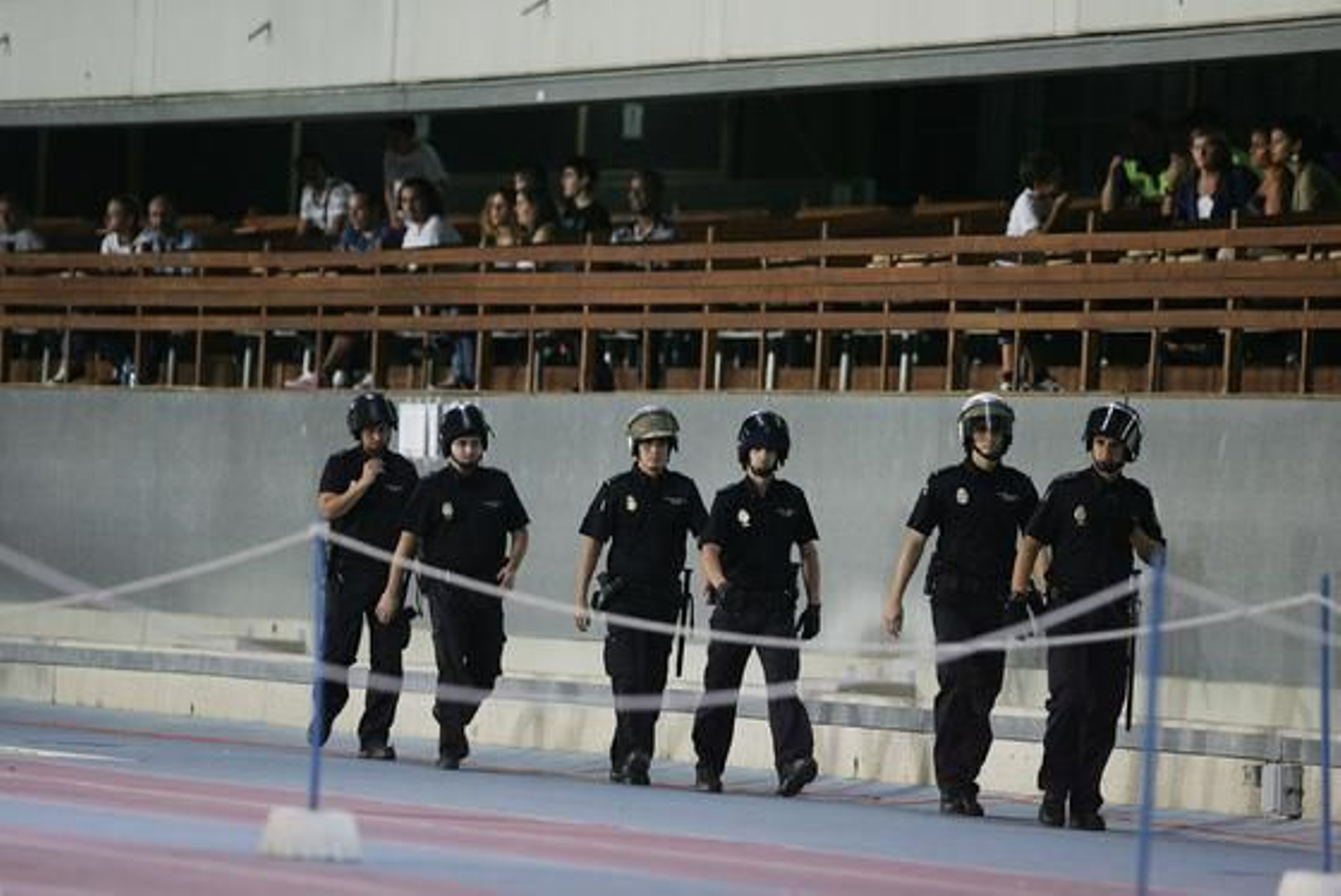Agentes de la Policía Nacional se dirigen al Fondo Sur, donde se llevaron a dos aficionados al parecer por romper asientos

Foto: Pascual