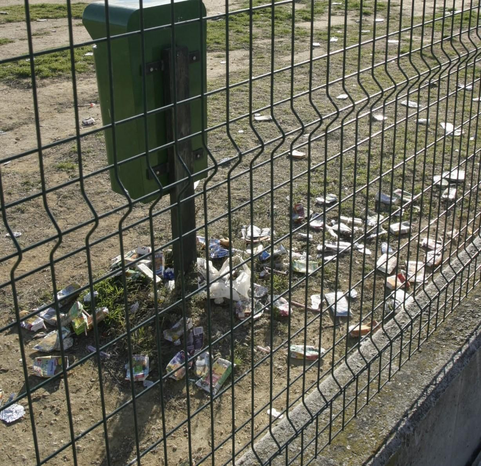 Suciedad en el patio de un colegio de Sevilla.