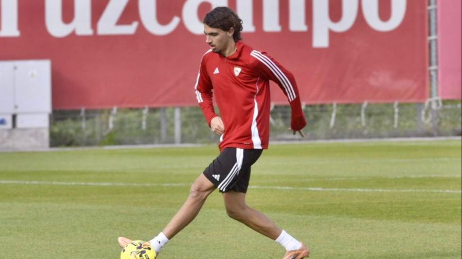 Nico Guillén durante un entrenamiento con el Sevilla FC